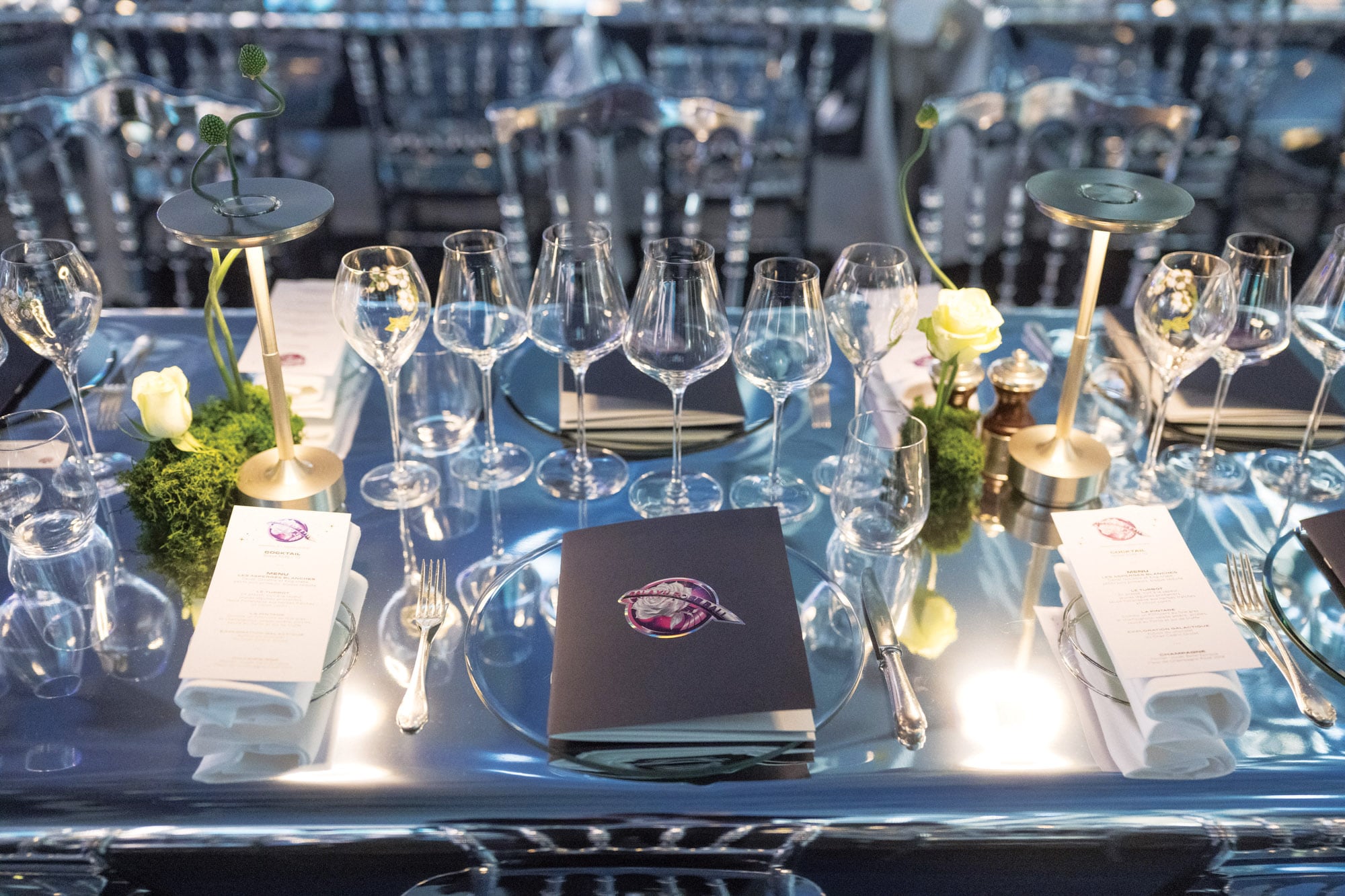 Detalles de la decoración de las mesas y el menú