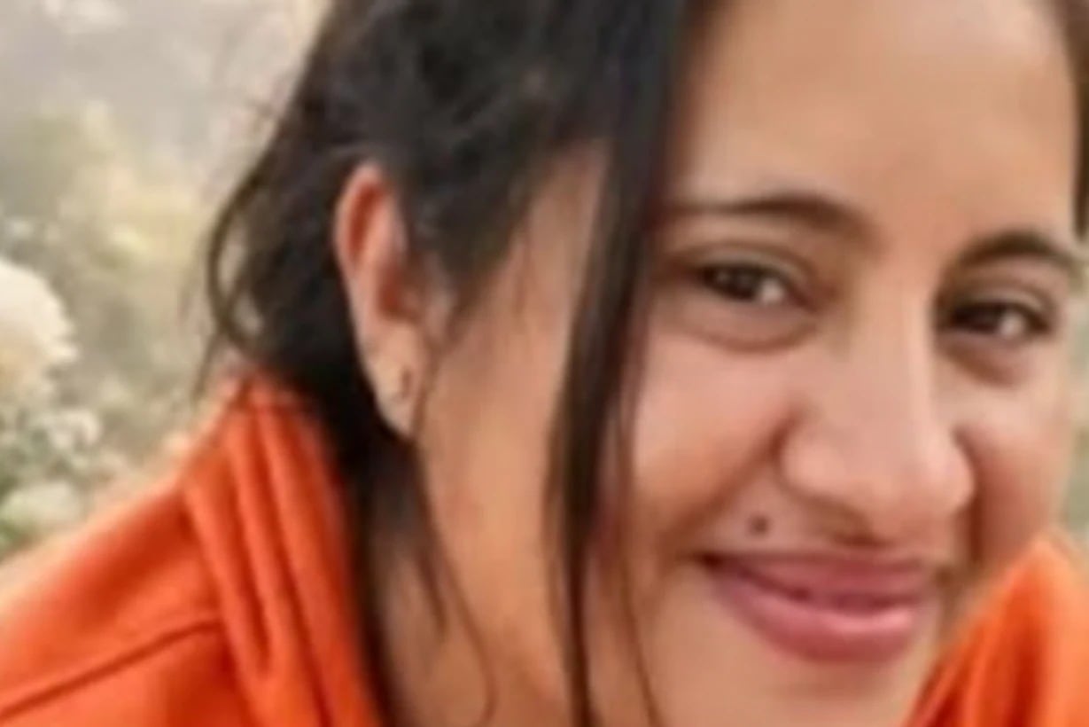 Le avisó a la policía que se iba de su casa y horas después fue asesinada de cinco puñaladas delante de su hija de seis años