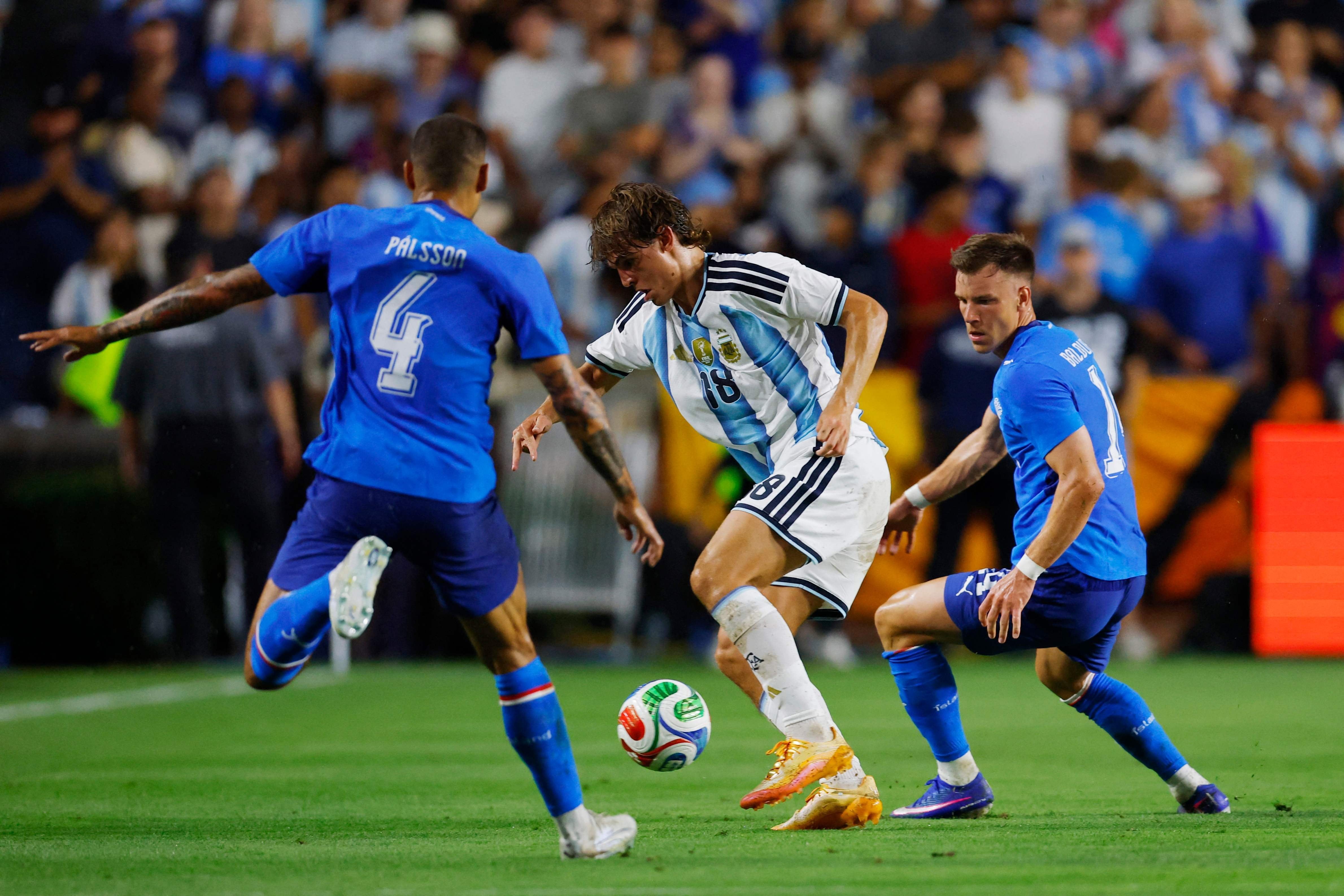 Nico Paz, recuperado de la lesión, fue titular y dejó muy contento a Scaloni