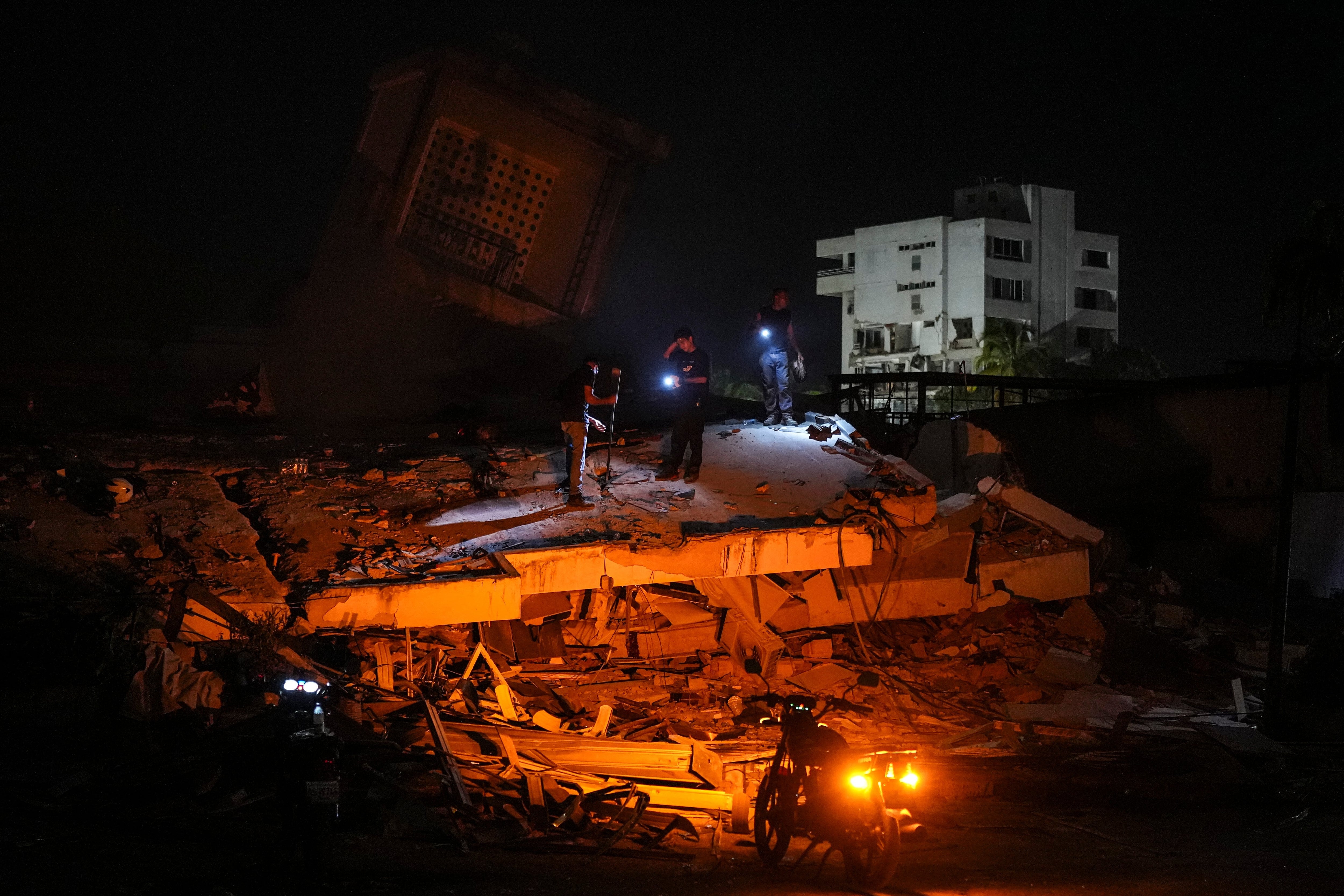Los residentes buscan entre los escombros dos días después del terremoto que azotó La Guaira, Venezuela, el viernes 26 de junio de 2026. (AP Foto/Matías Delacroix)