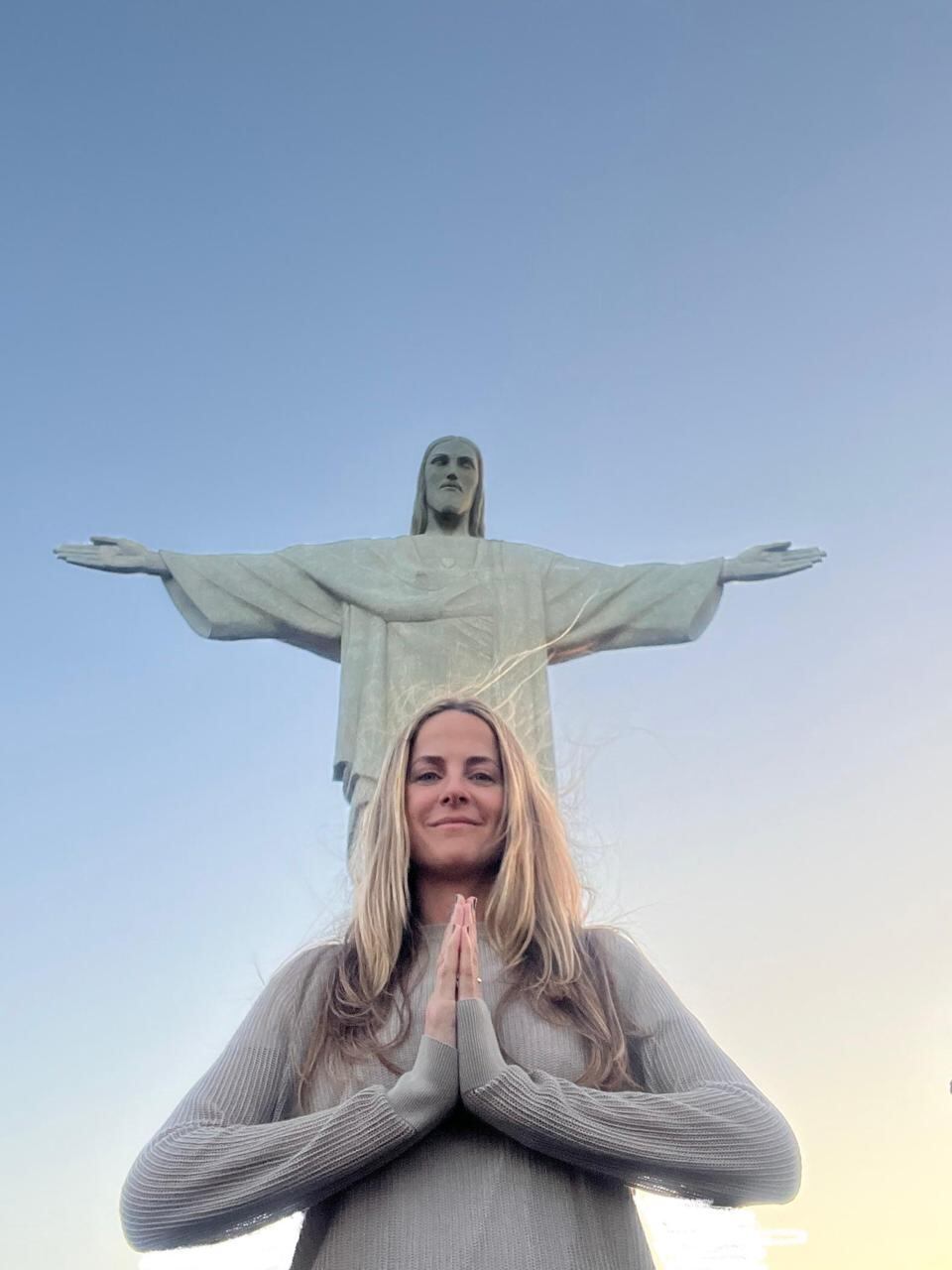 Lucía da clases de yoga para fertilidad