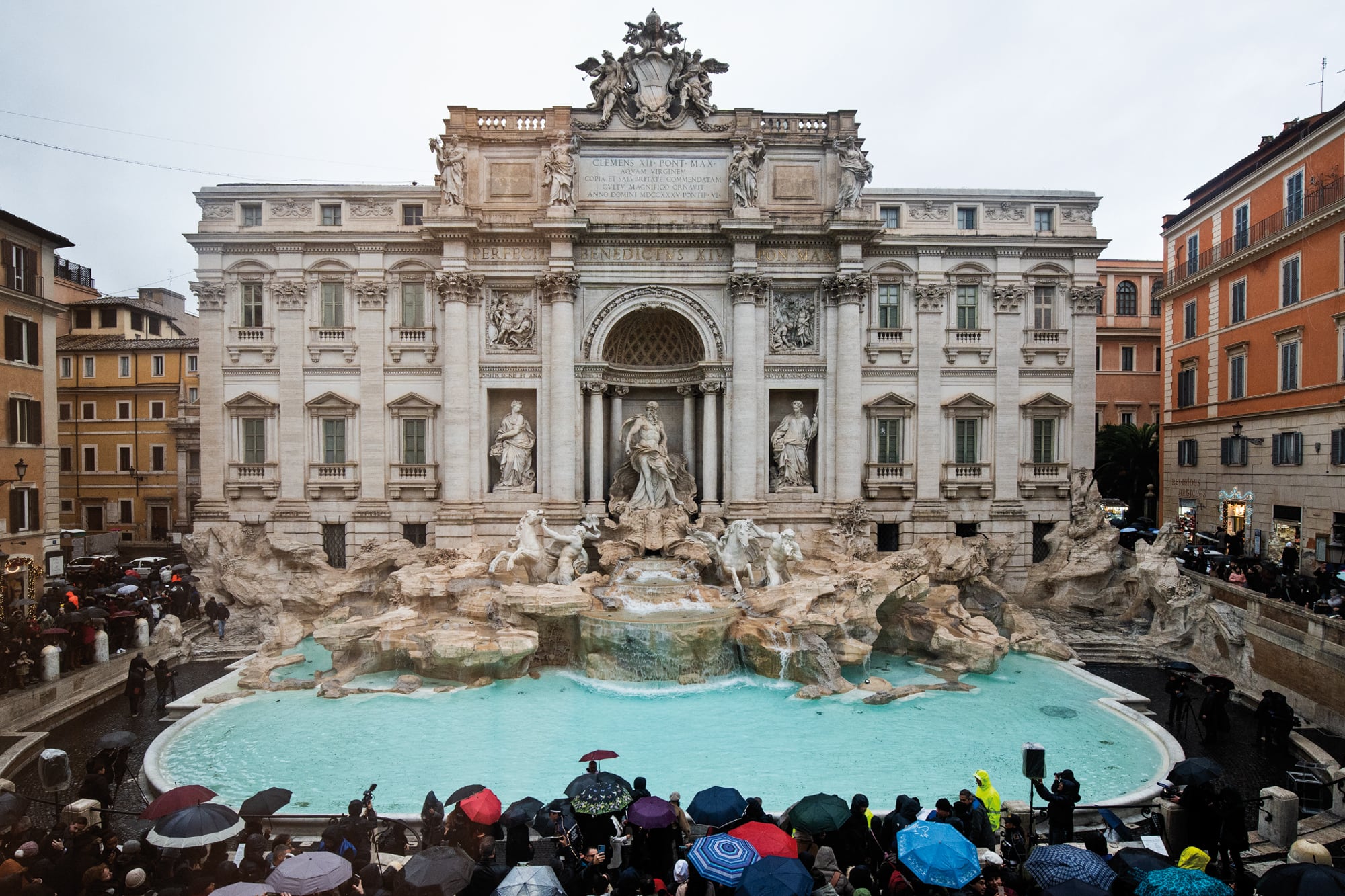 La Fontana di Trevi reabrió al público tras una restauración de tres meses