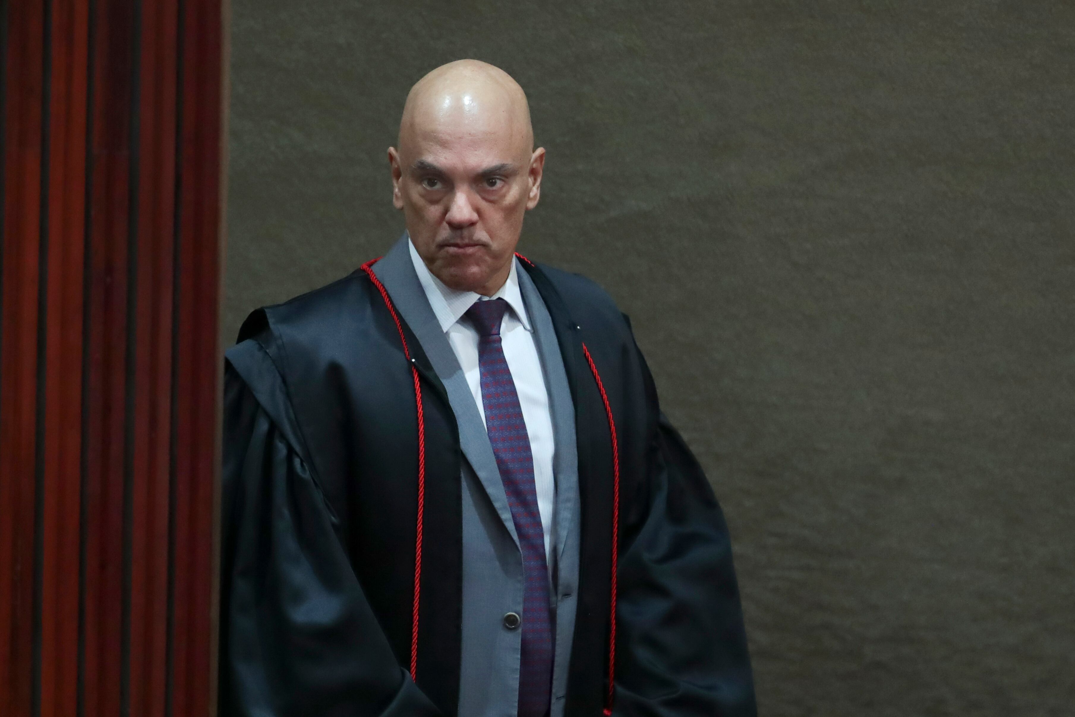 El magistrado Alexandre de Moraes, presidente del Supremo Tribunal Federal de Brasil, llega para presidir el juicio al expresidente Jair Bolsonaro, el 29 de junio de 2023, en Brasilia. (AP Foto/Gustavo Moreno, archivo)