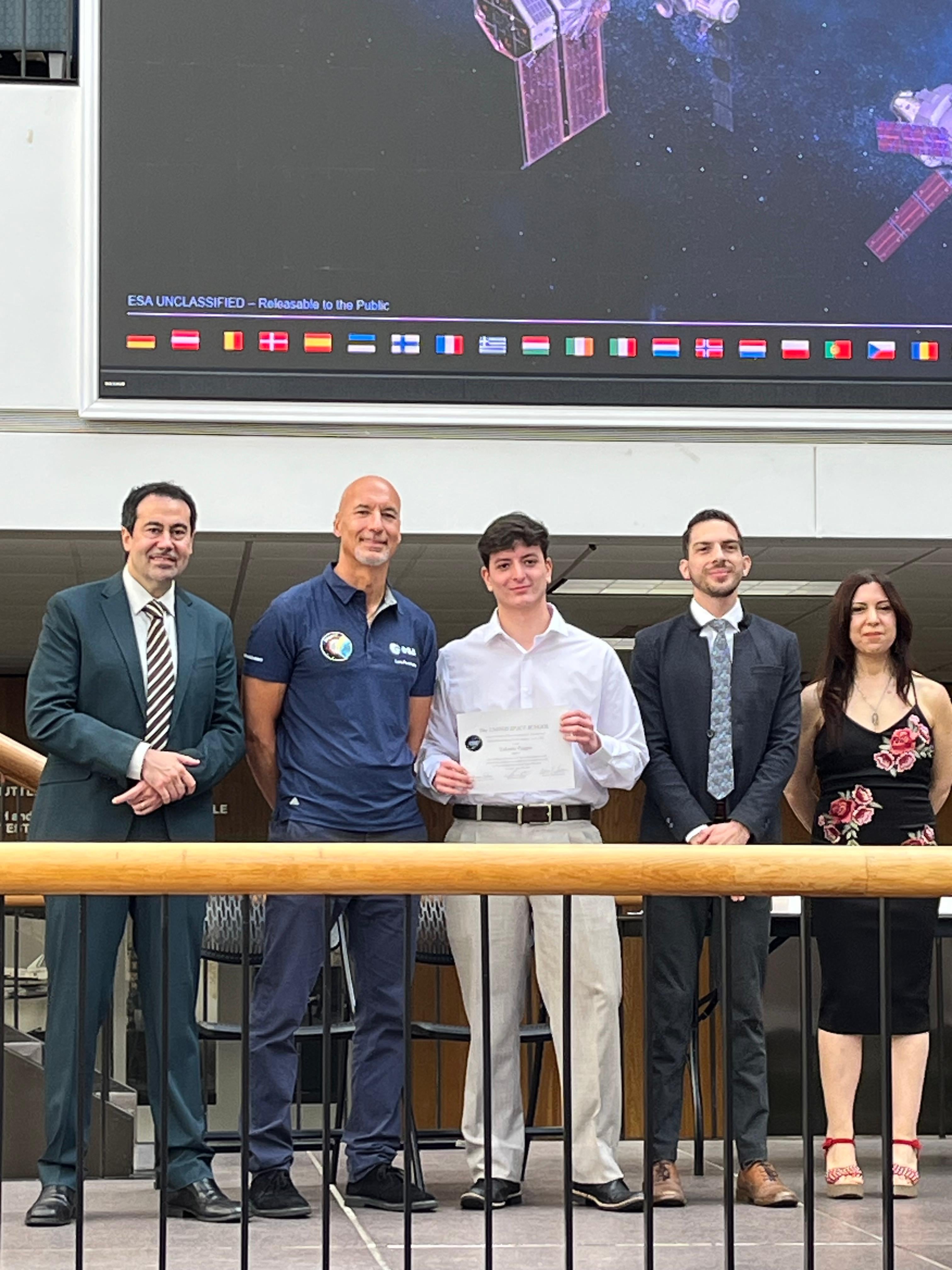 Por lo que destacó, su futuro académico lo ve marcado por la investigación