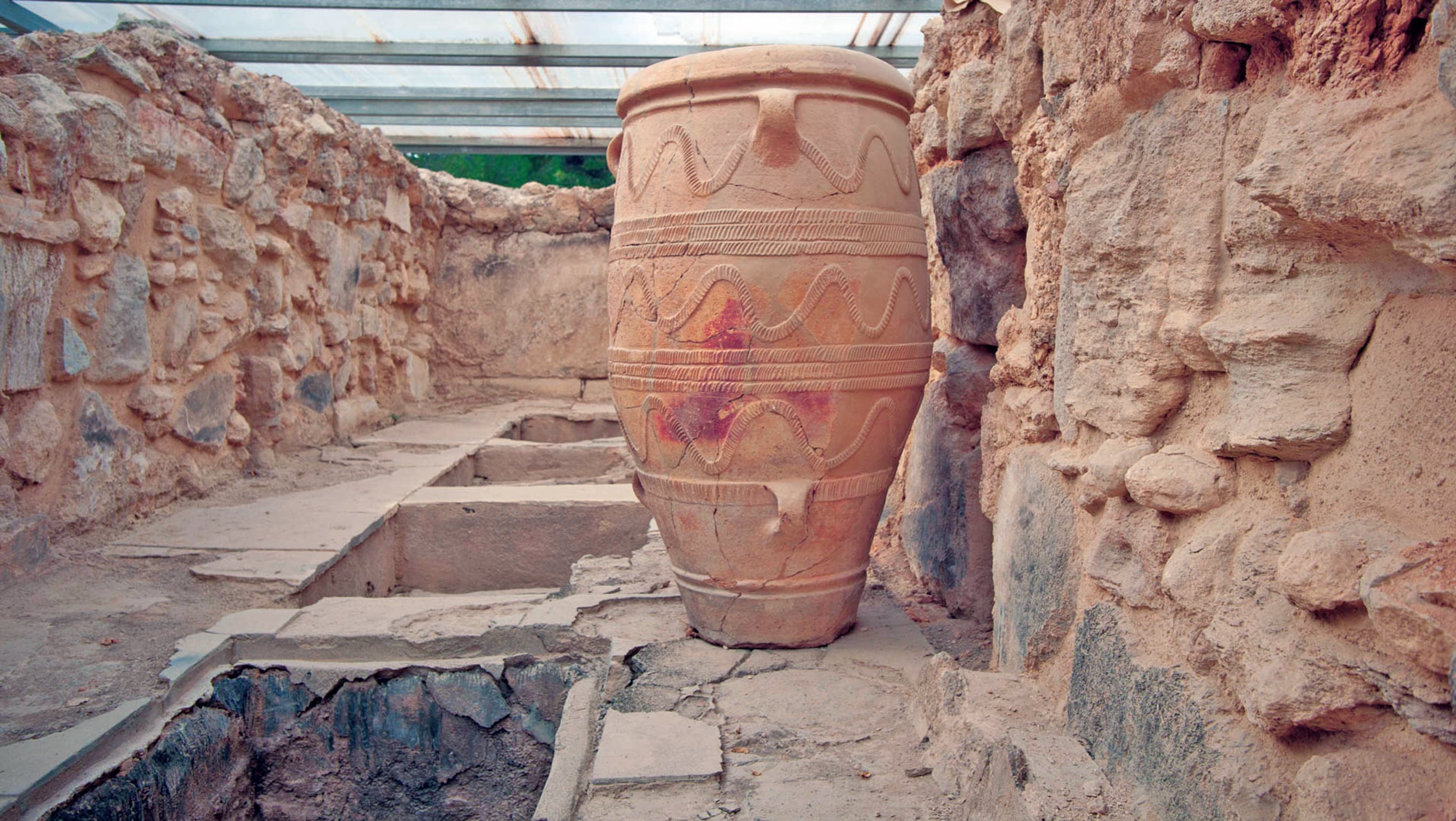 Uno de los 150 recipientes de cerámica, decorados, para almacenamiento