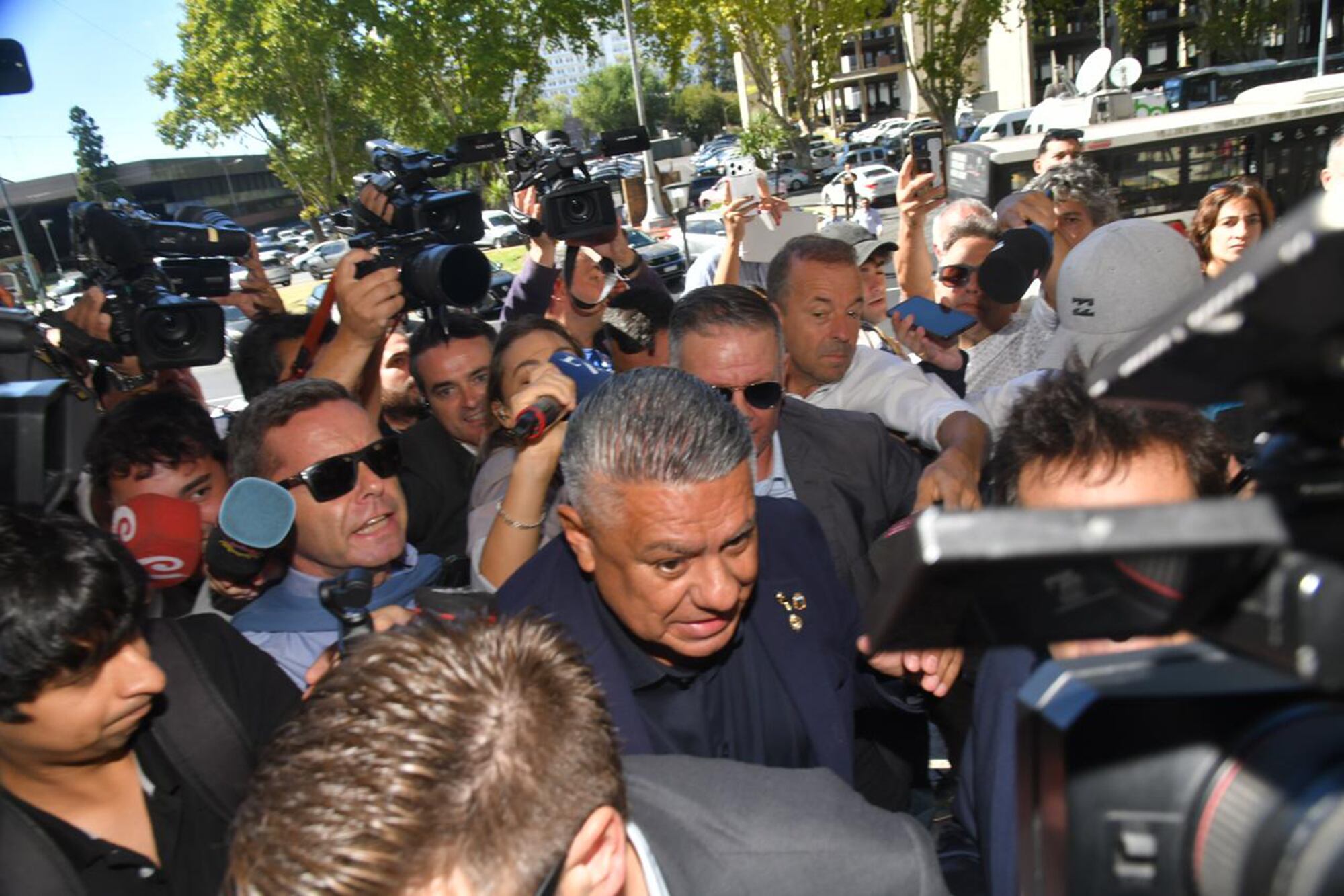 El dirigente de la AFA caminó rodeado de seguridad