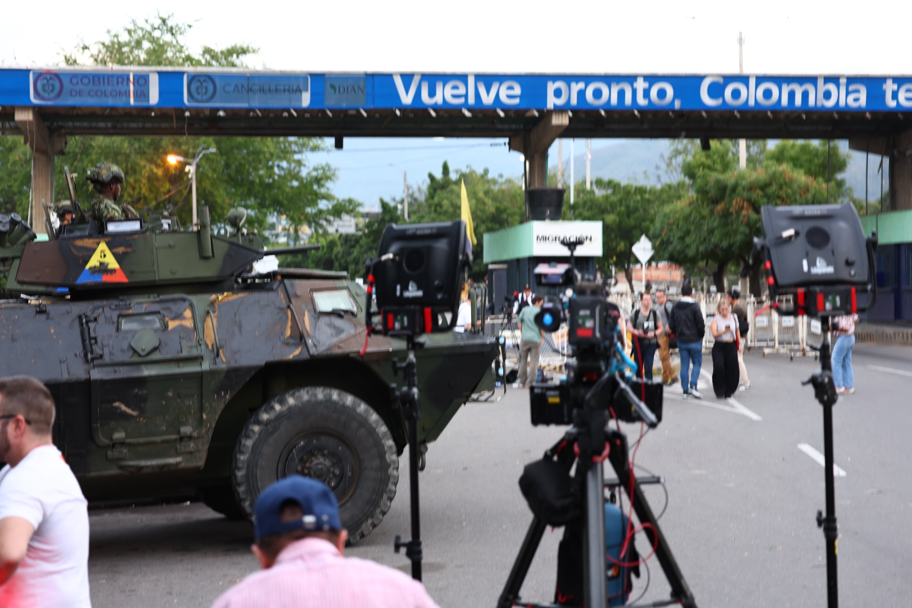 Custodia militar colombiana en el paso fronterizo de Cúcuta donde se vio un tránsito normal de los lugareños aunque los periodistas y extranjeros no tienen permiso aún para pasar a Venezuela