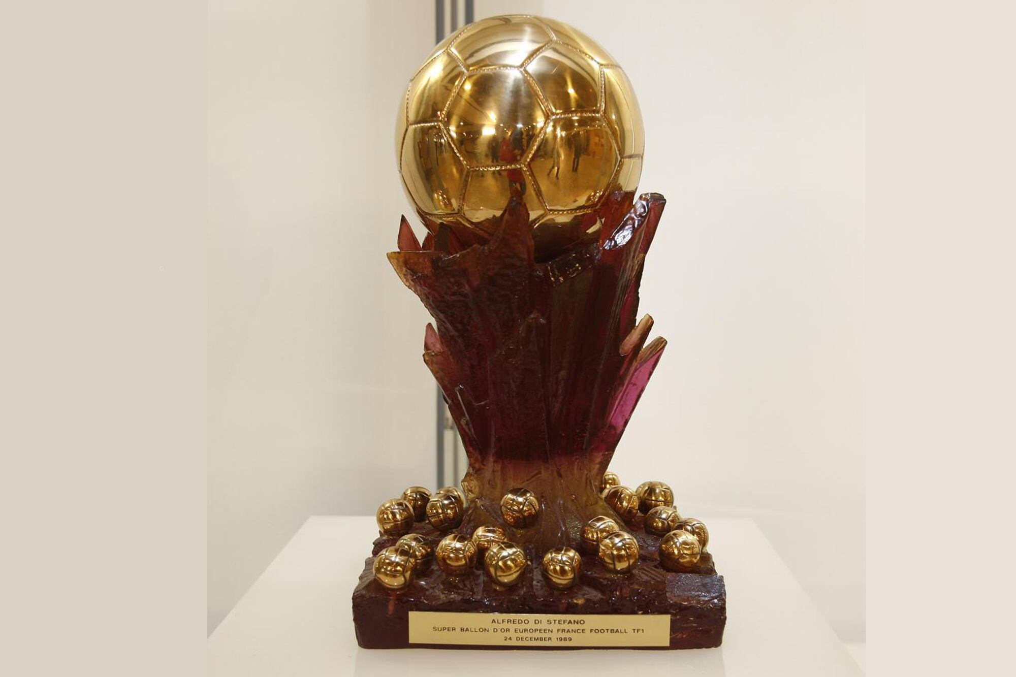 El Super Balón de Oro solo fue entregado una vez, en 1989, y lo ganó el argentino Alfredo Di Stéfano