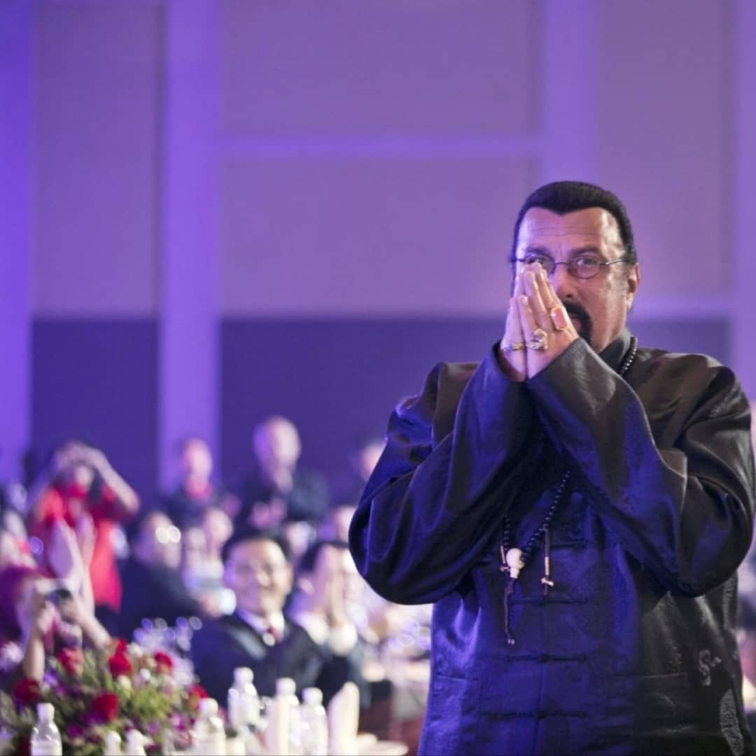 Aunque su participación podría parecer una estrategia mediática, autoridades locales aseguran que Seagal está motivado por un compromiso genuino con su comunidad