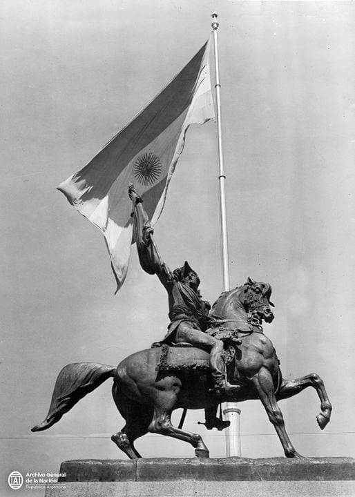 Monumento a Manuel Belgrano, en Plaza de Mayo.