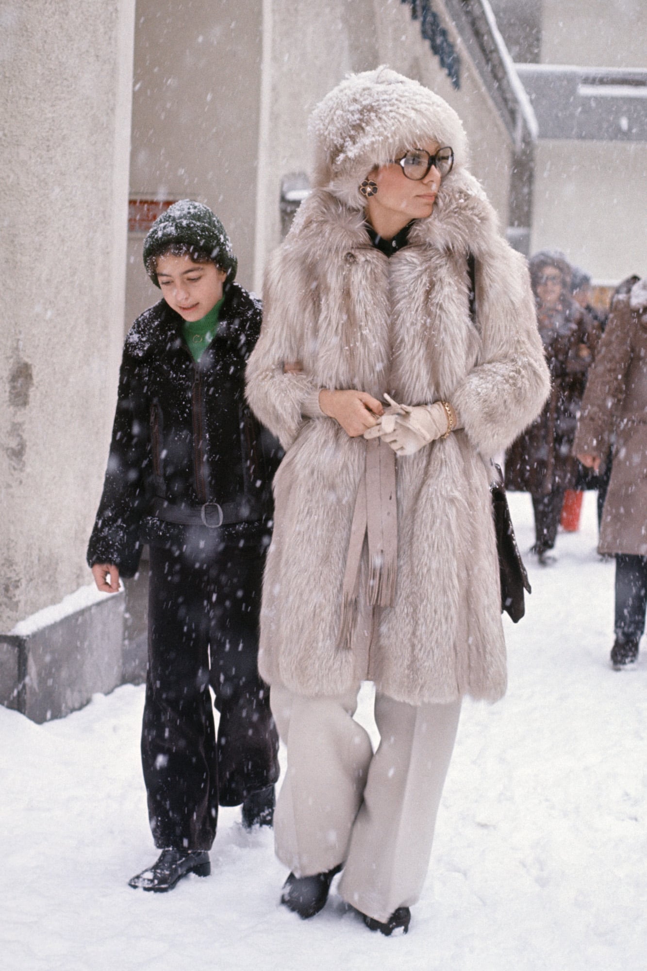 La emperatriz Farah Diba Pahlavi con su hijo Reza Pahlavi, en 1976, en Saint-Moritz, Suiza (Photo by Bertrand LAFORET/Gamma-Rapho via Getty Images)