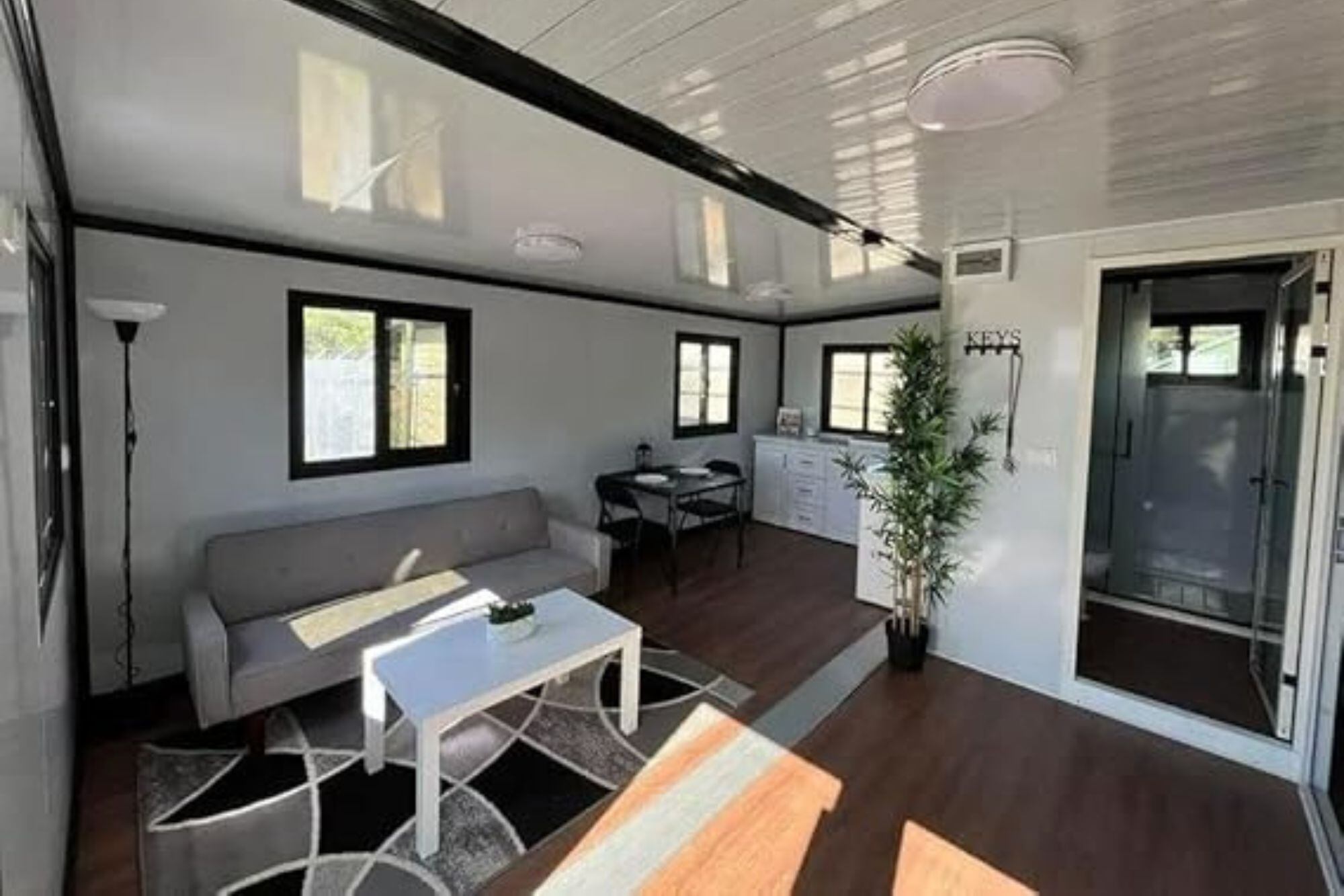 Por dentro la casa es espaciosa (Imagen de Amazon)