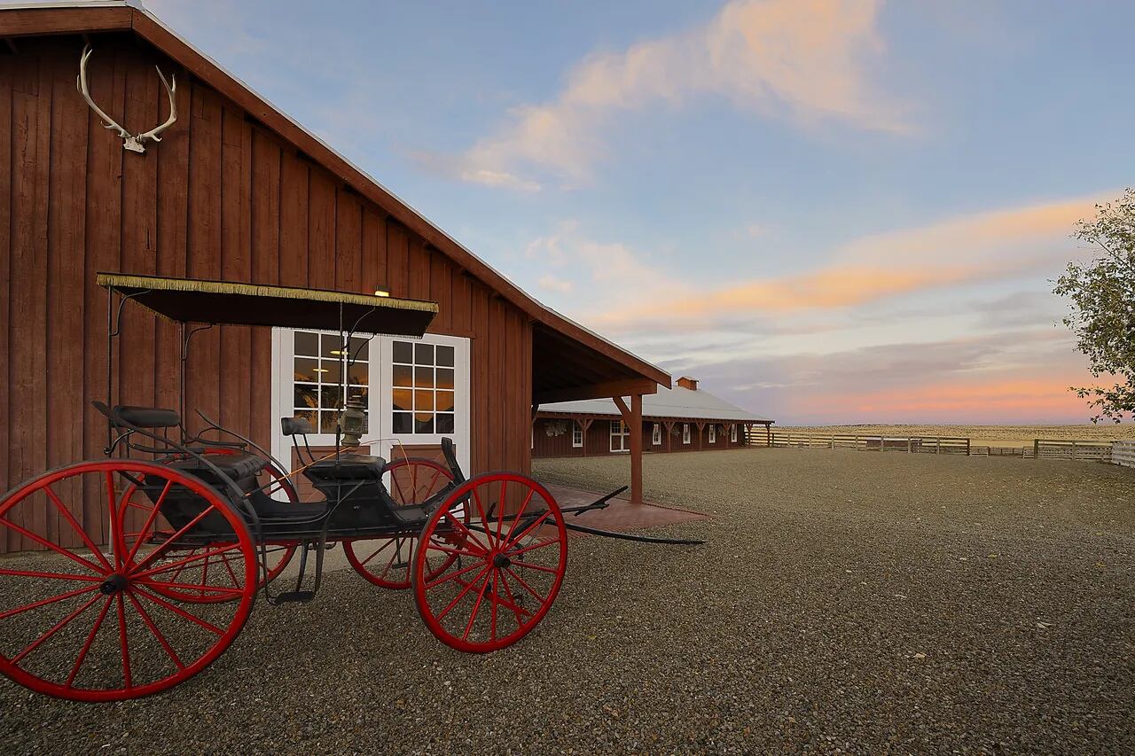 Entre otras cosas, Jeffrey Epstein coleccionaba carruajes antiguos en Zorro Ranch (foto: realtor.com)