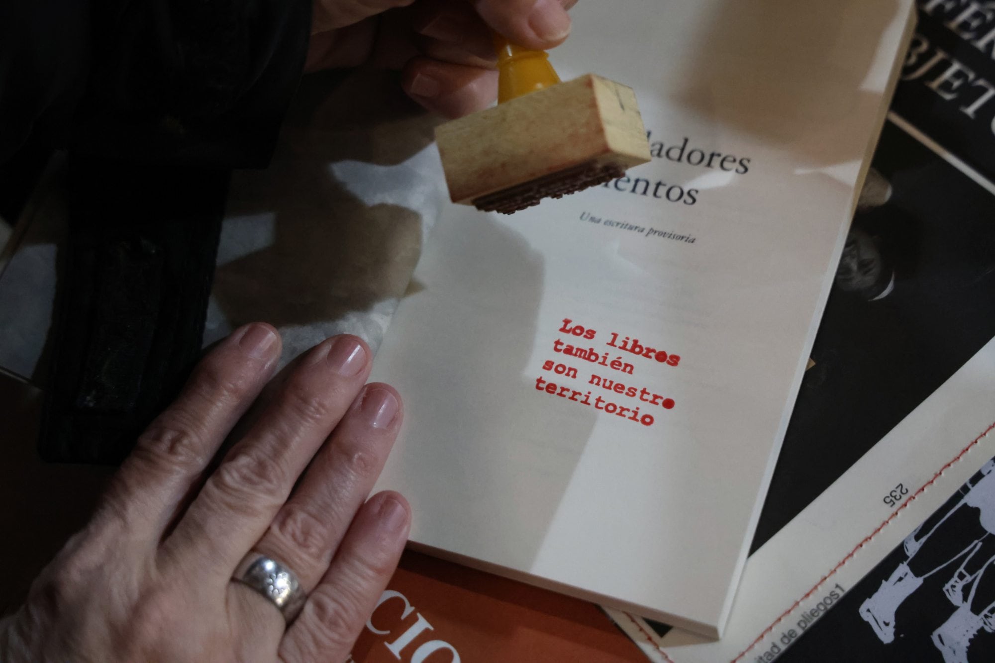 Sellos a favor de los libros en el stand de Documenta