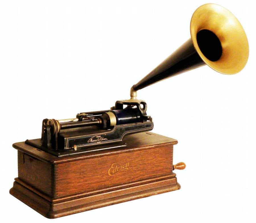 El fonógrafo fue inventado por Thomas Edison