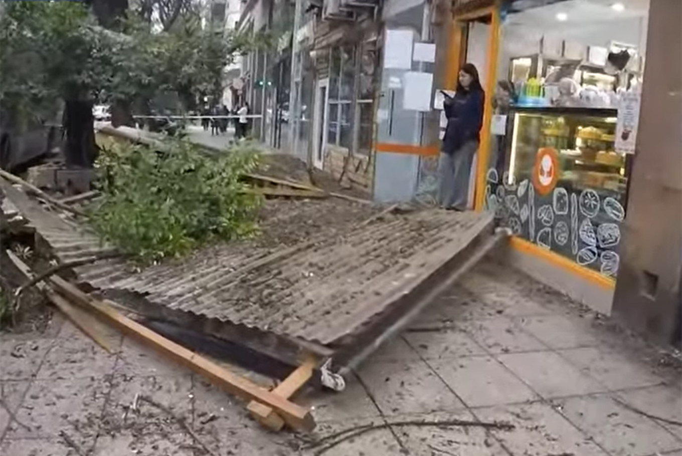 Un colectivo perdió el control y se subió a la vereda en avenida Coronel Díaz entre Mansilla y Charcas