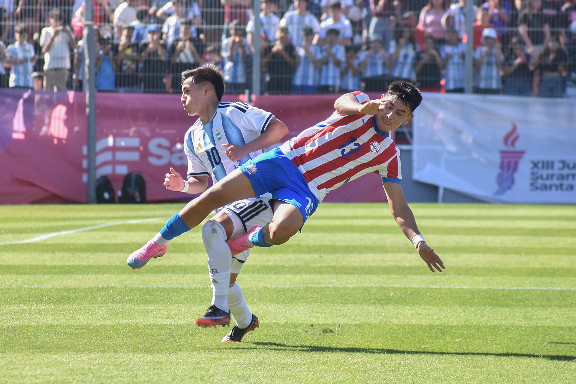 La falta de Ian Subiabre ante Thiago Fernández