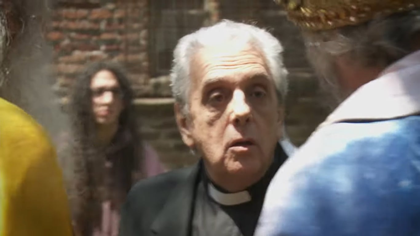 Antonio Gasalla en La Cola, como el padre Antonio