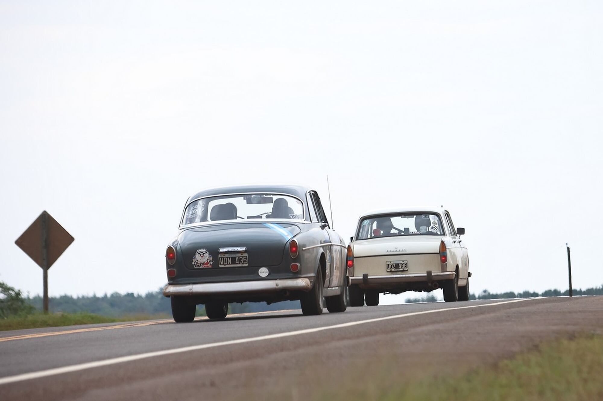 Un imponente Volvo 122 S y un emblemático Peugeot 404 juntos por las rutas argentinas, una imagen que casi solamente el GPAH puede ofrecer.