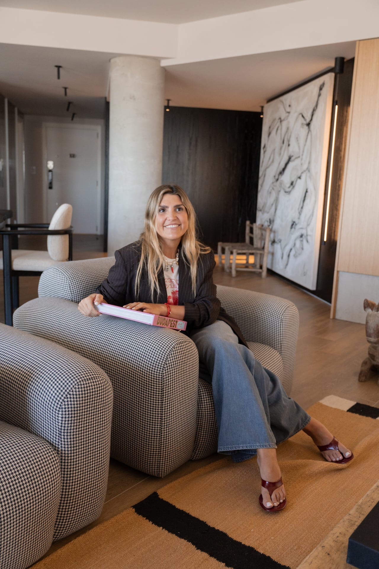 Clara Griot sentada en uno de los sillones que estaban en la casa anterior de sus padres, a los que les dio un restyling total