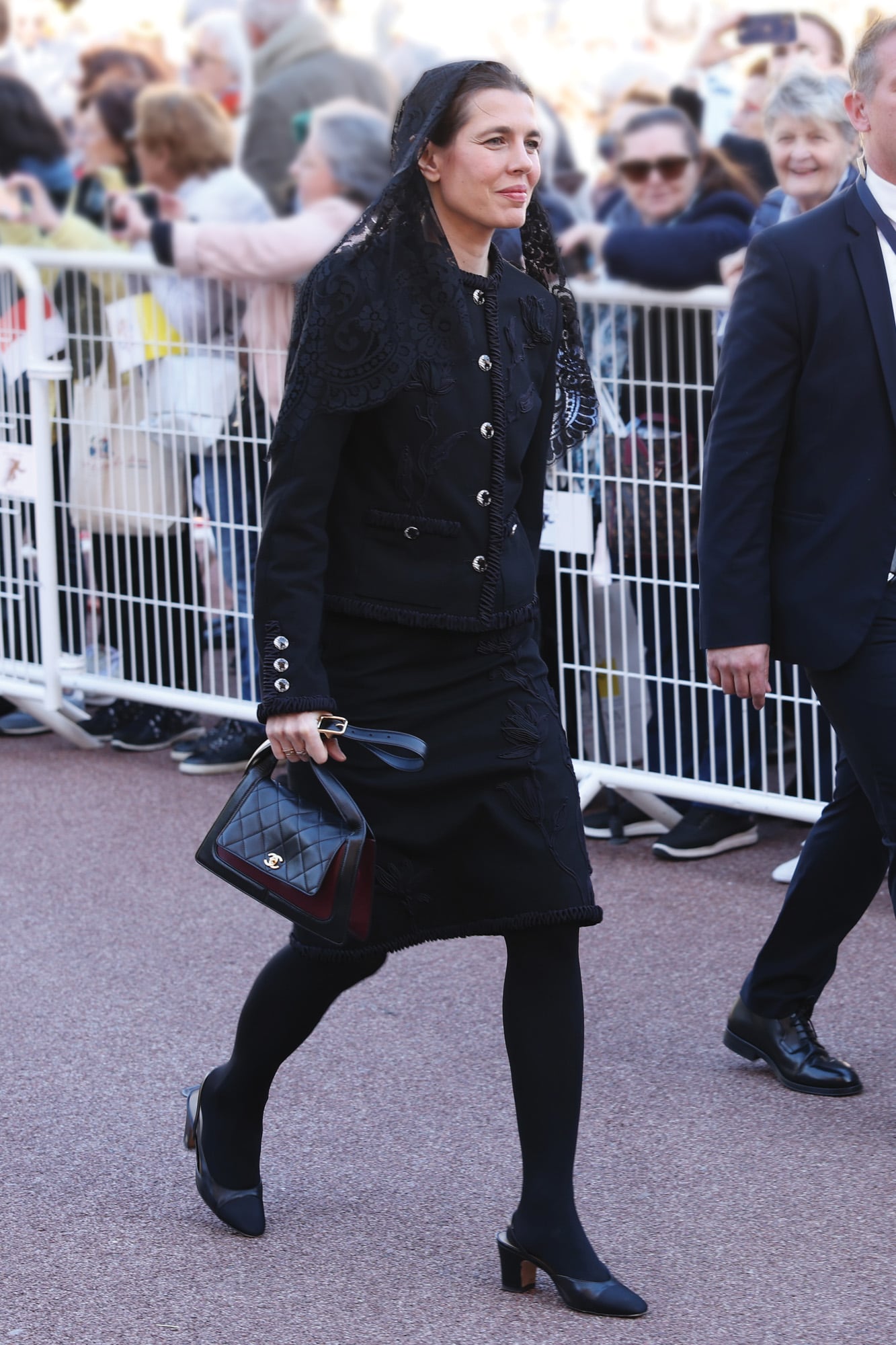 Las
mujeres de la
familia dieron una
imagen de unidad
respetando el
protocolo y llevando
mantillas a tono.
Charlotte eligió
un conjunto de
chaqueta y falda
midi de tweed de
lana y minibag de
Chanel