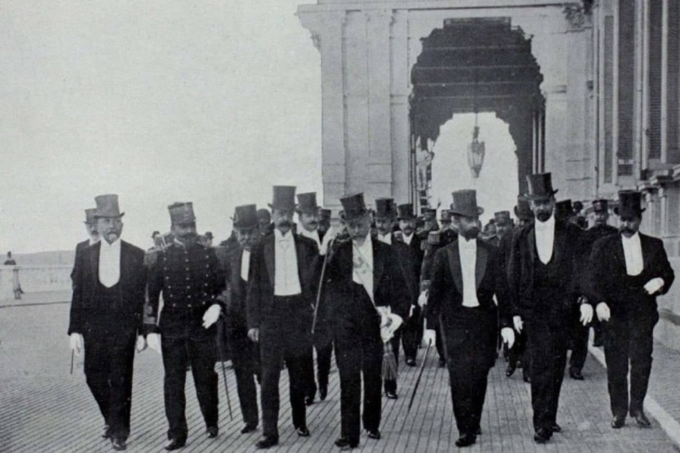 El general Roca camina junto a su gabinete desde la Casa Rosada hasta la Catedral, en 1903