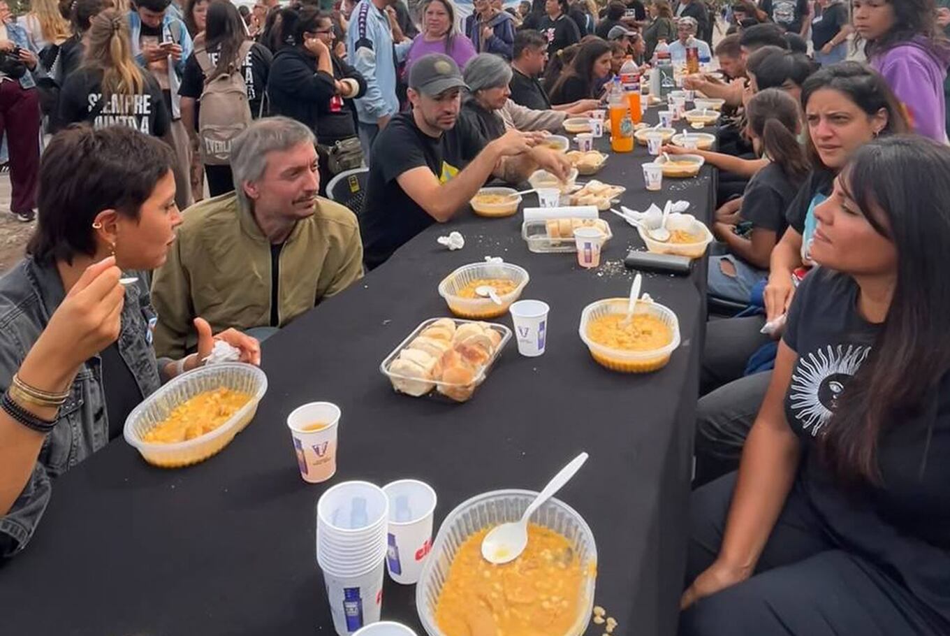 Mieri, a la derecha de la foto, junto a Mendoza y Máximo Kirchner en la villa Itatí