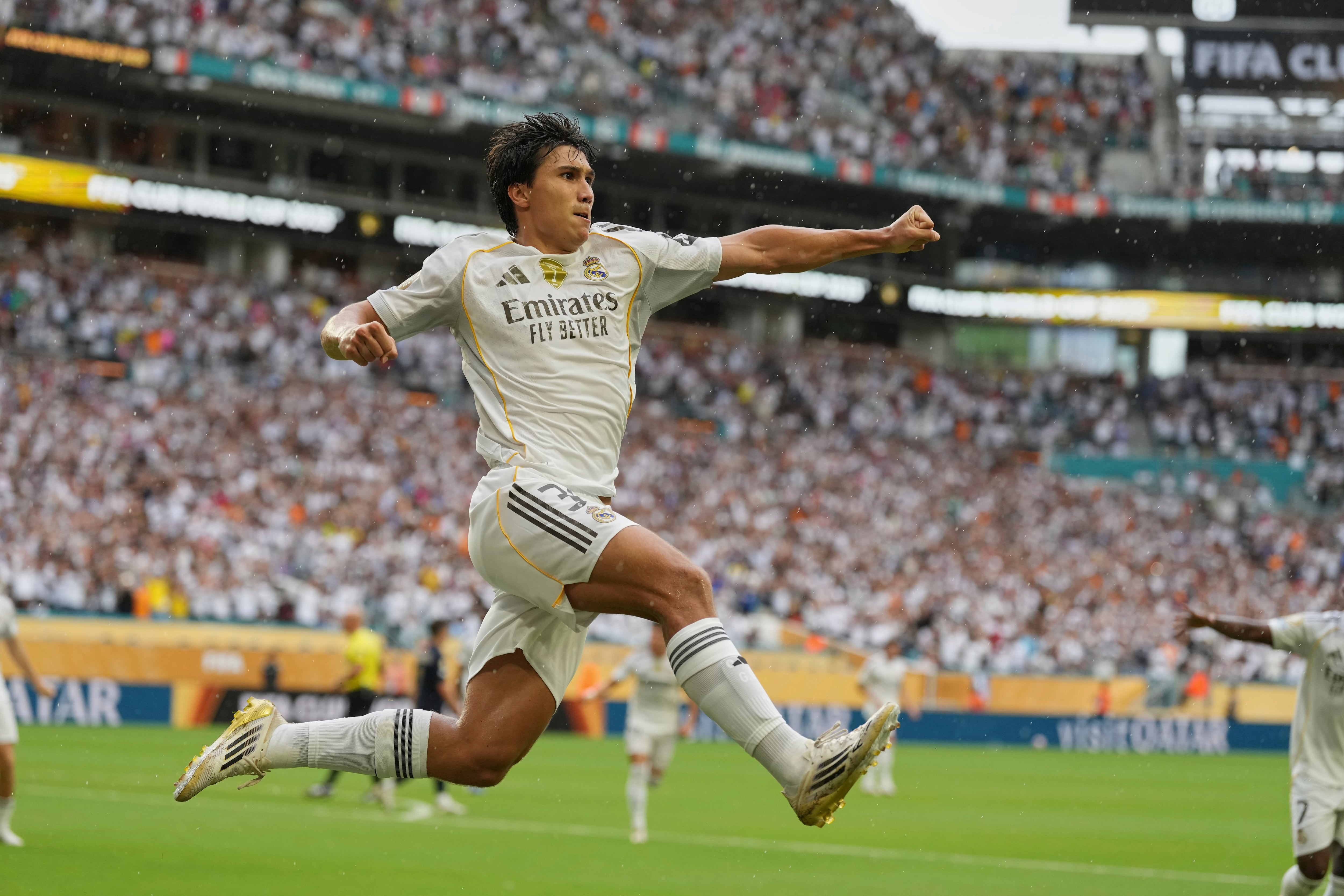 Gonzalo García celebra tras anotar para el Real Madrid ante la Juventus de Turín en los octavos de final del Mundial de Clubes, el martes 1 de julio de 2025, en Miami Gardens, Florida. (AP Foto/Rebecca Blackwell)