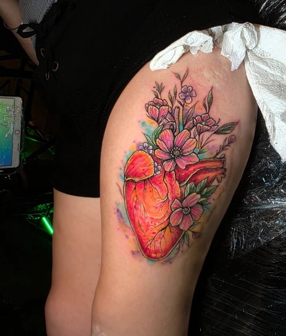 Malena y su diseño: un corazón rodeado de flores, como un símbolo compartido con el artista (Foto: Gentileza Malena)