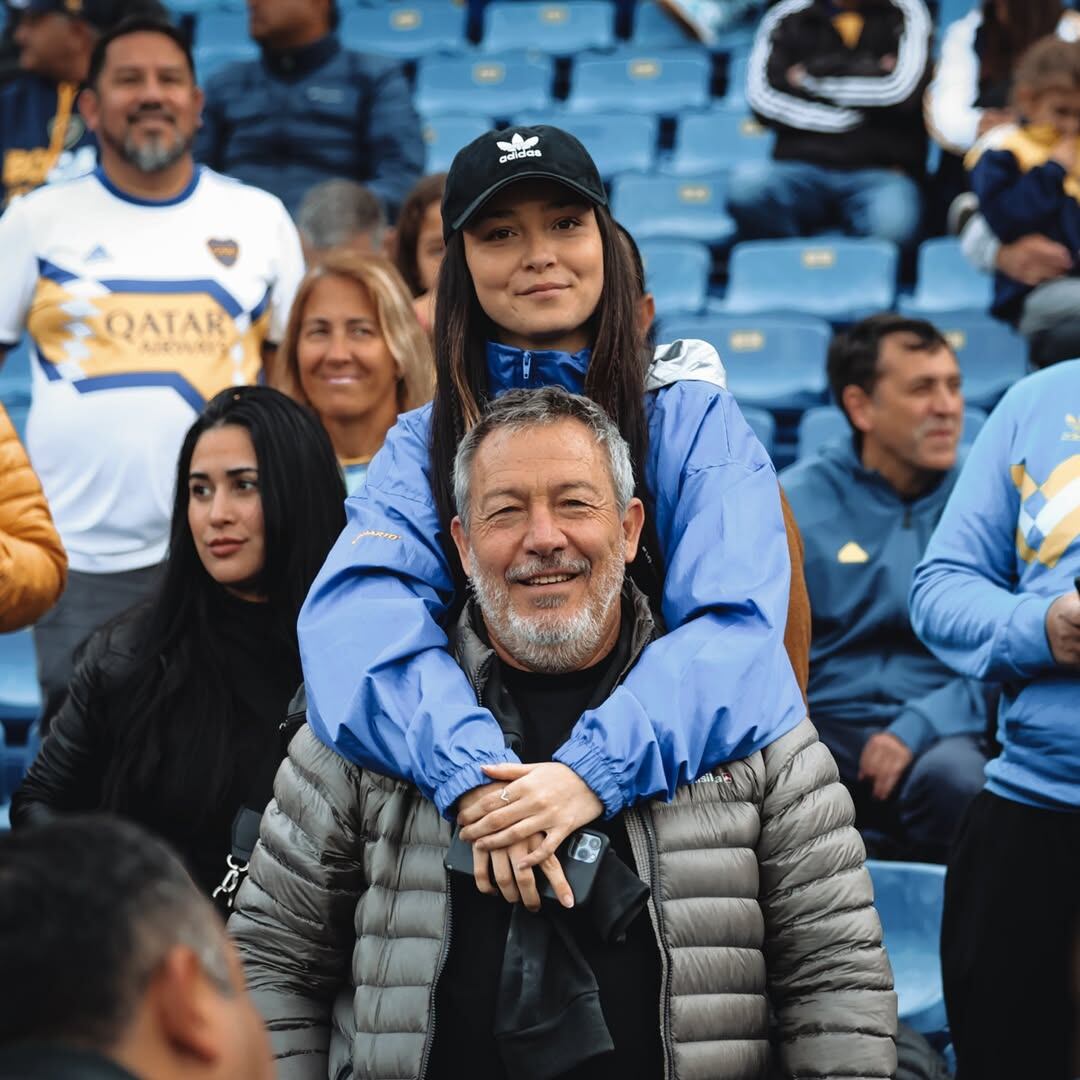 Clara junto a su padre, Carlos 'Chino' Tapia; la joven es fanática de Boca y cuando puede le encanta ir a la cancha