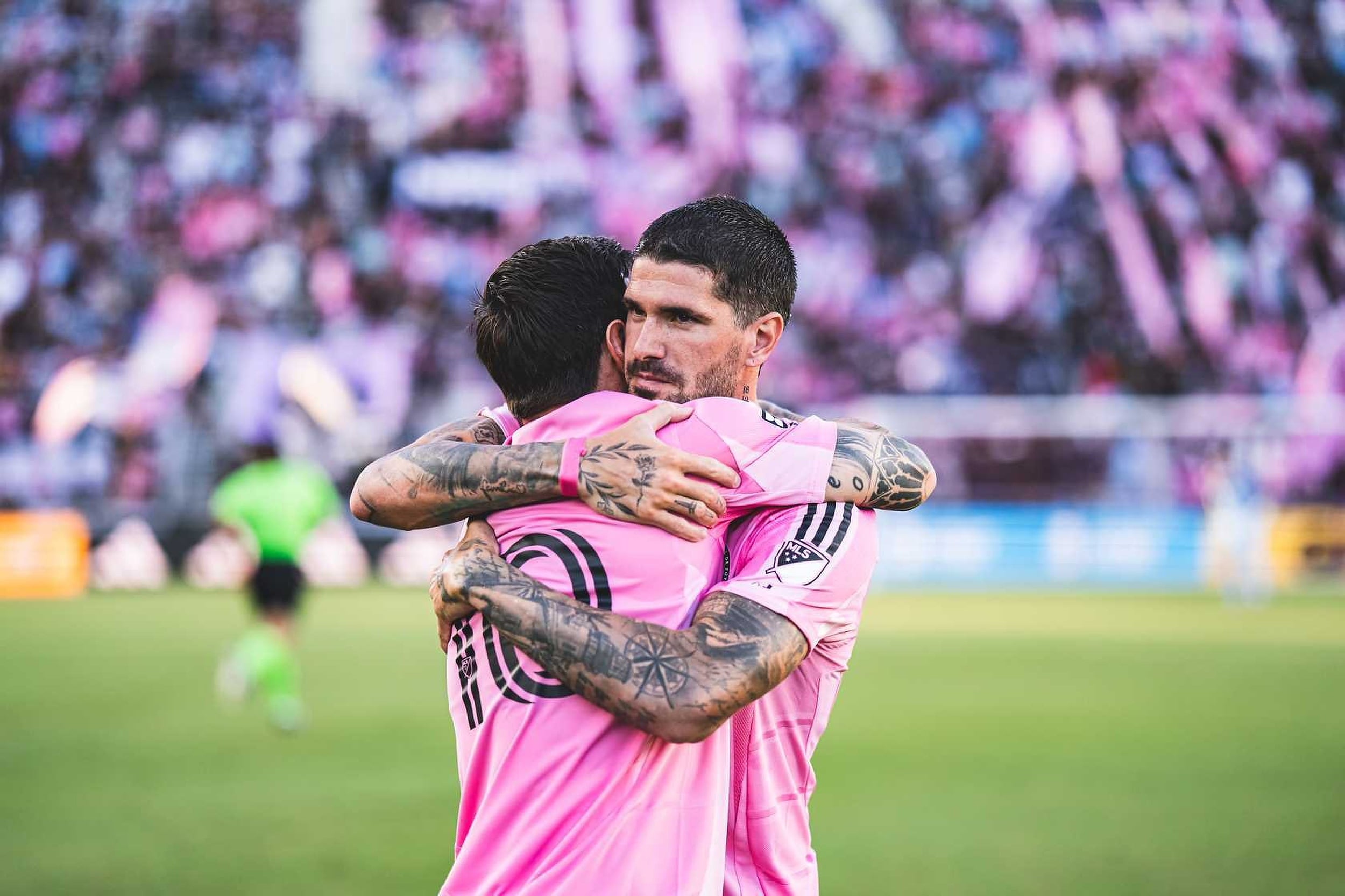 El abrazo de Rodrigo De Paul y Lionel Messi, compañeros en la selección y ahora en la nueva aventura en Inter Miami; el estreno del volante, ante Atlas (México), por la Leagues Cup