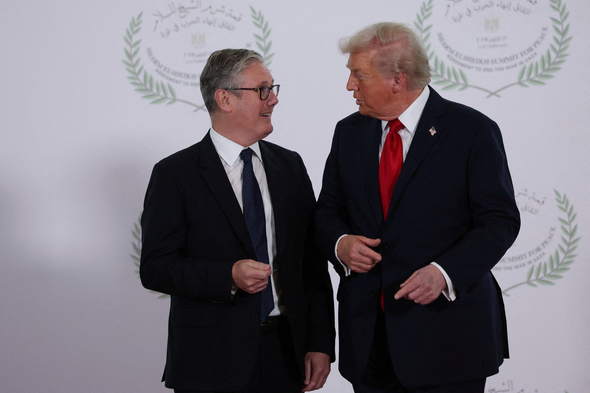 13 October 2025, Egypt, Sharm El-Sheikh: US President Donald Trump (R) and UK Prime Minister Sir Keir Starmer speak as they pose for a photo at the Sharm El-Sheikh Peace Summit in Egypt. The meeting of heads of state and government is to discuss support for the Gaza Strip following the ceasefire between Israel and Hamas. Photo: Suzanne Plunkett/PA Wire/dpa