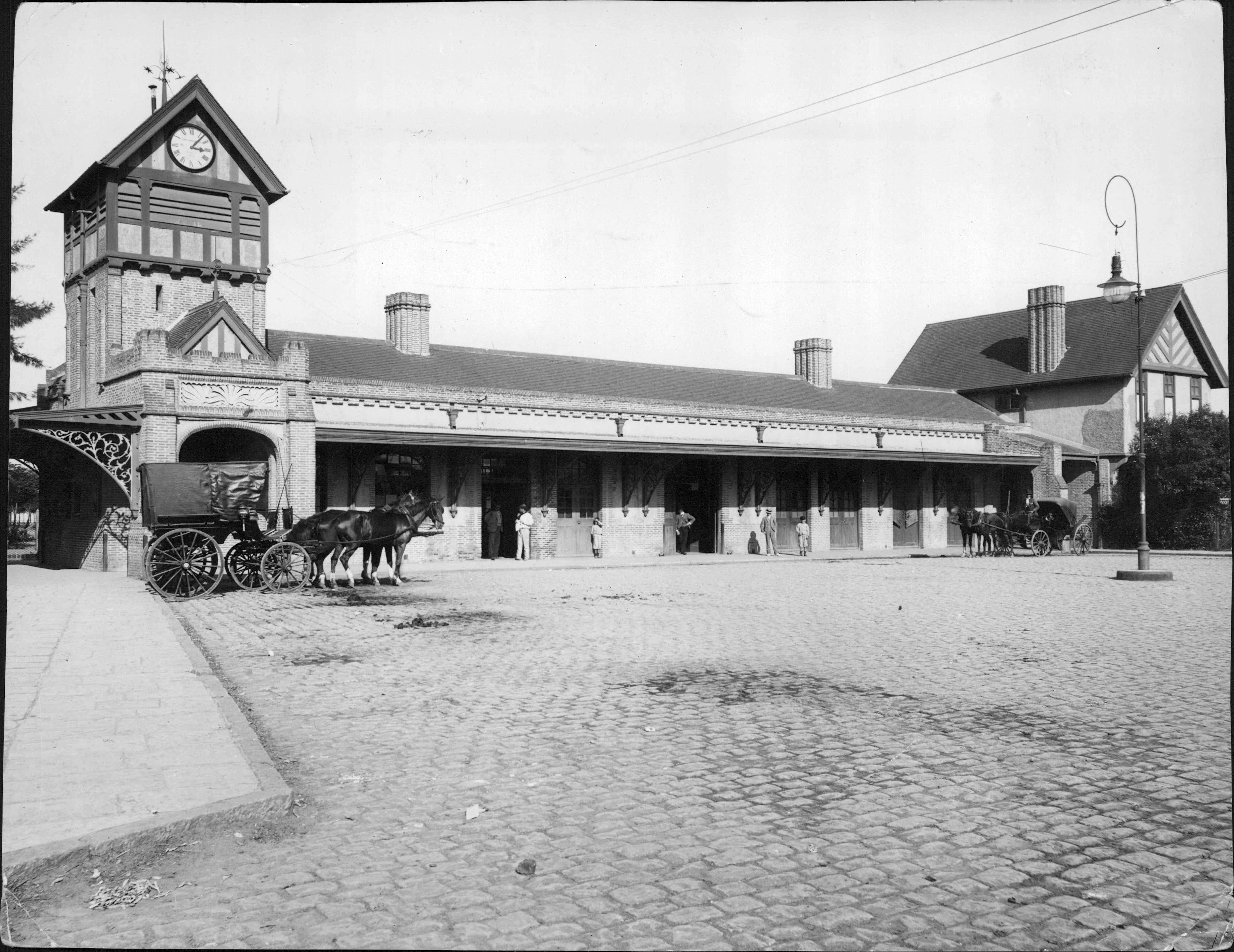 El reloj de la estación Lomas de Zamora (1905).