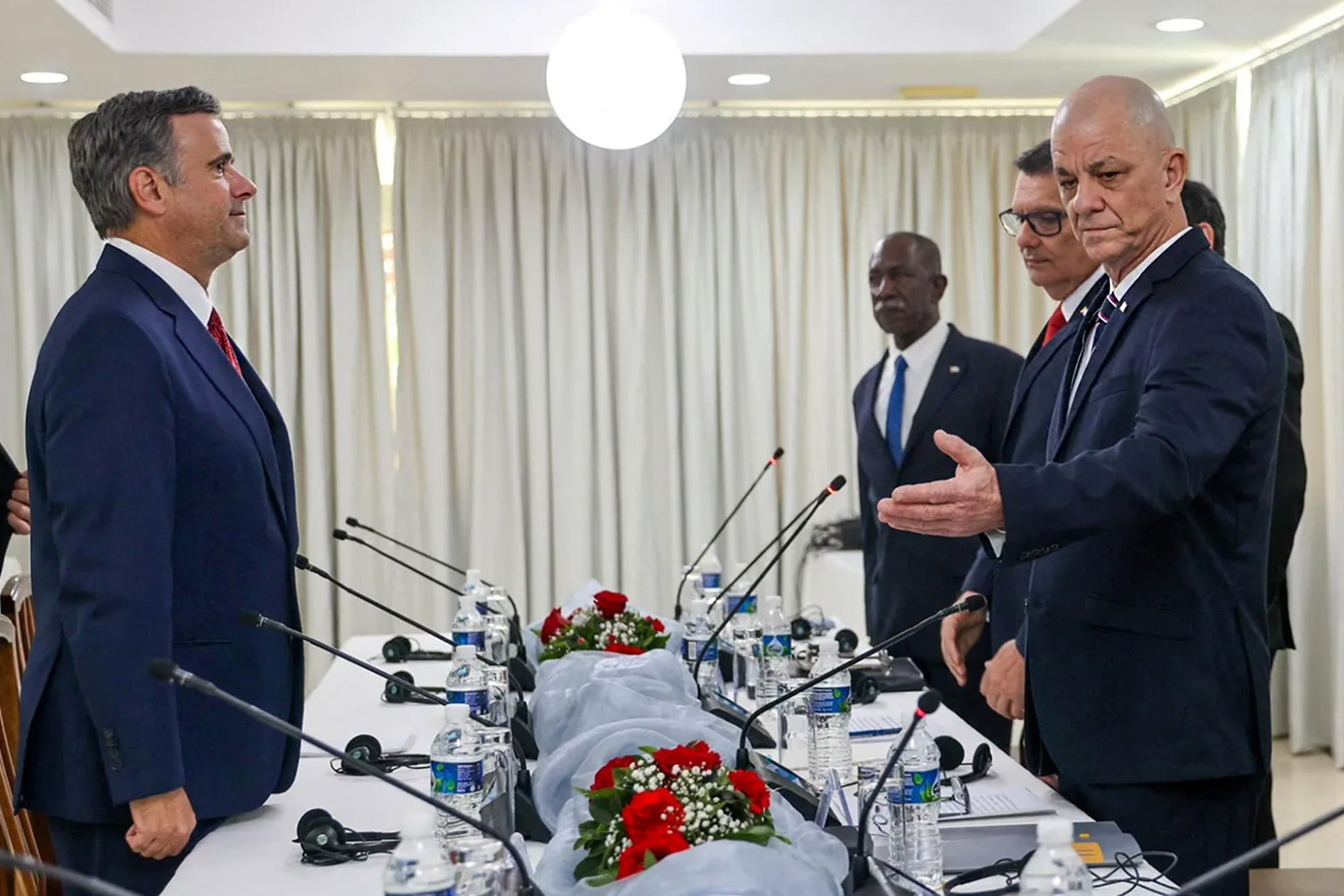 El director de la CIA John Ratcliffe reunido con oficiales cubanos en La Havana