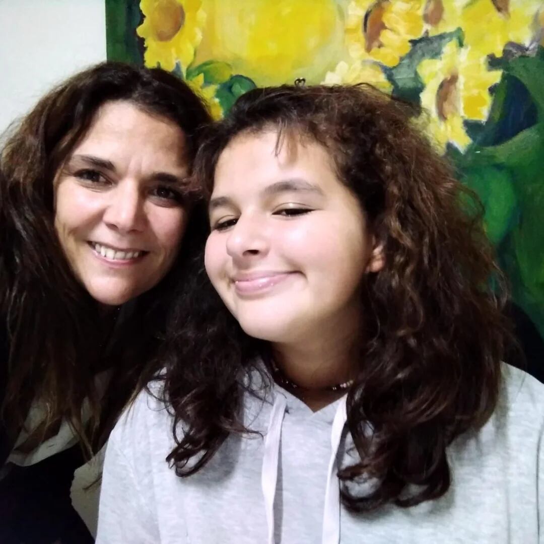Laura Sánchez (izq.), madre de Ema (der.), impulsó la ley junto a varias ONG, tras la muerte de su hija