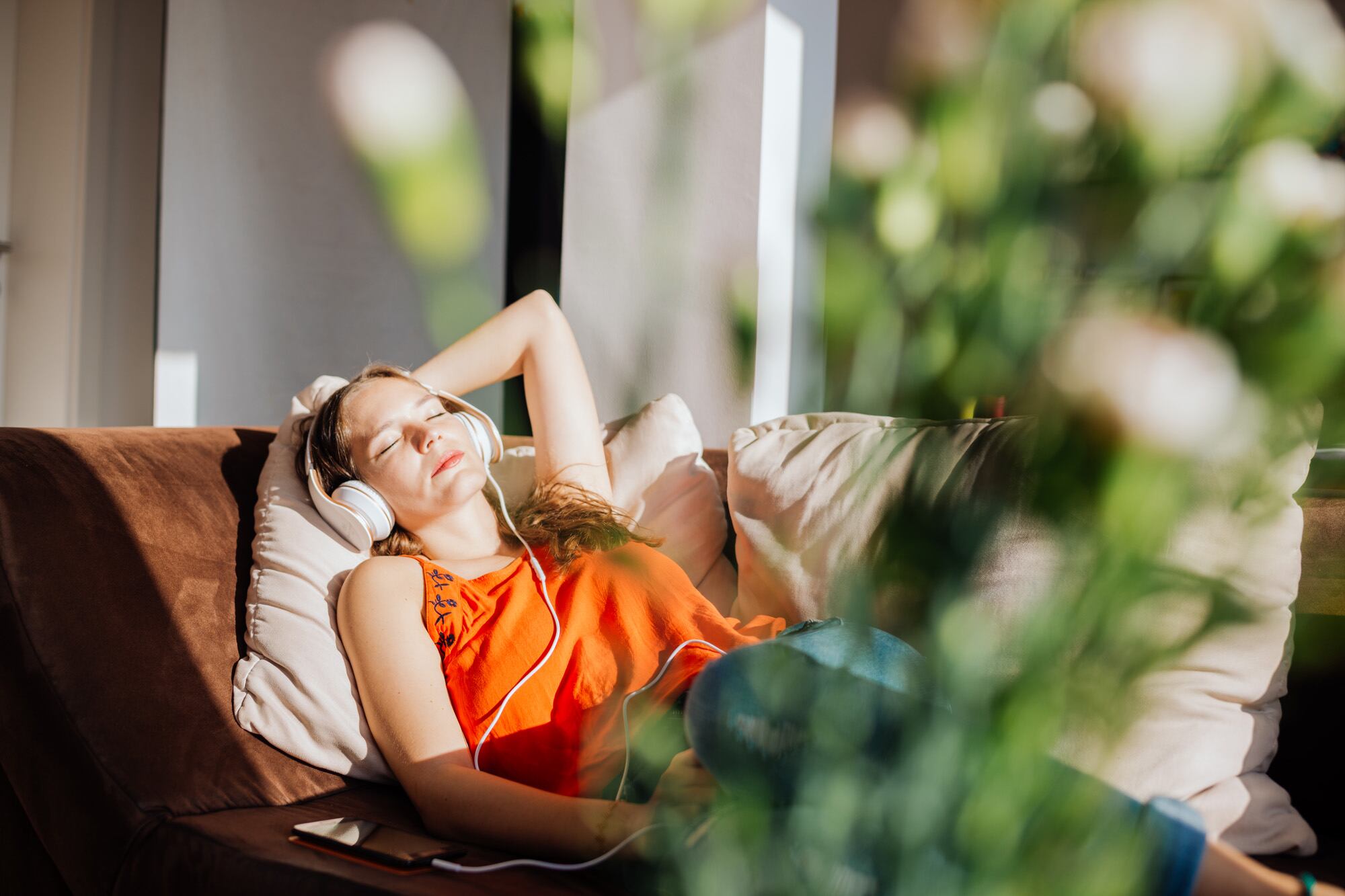 Ver cualquier luz por la mañana, especialmente la luz del sol, le indica al cuerpo que es de día