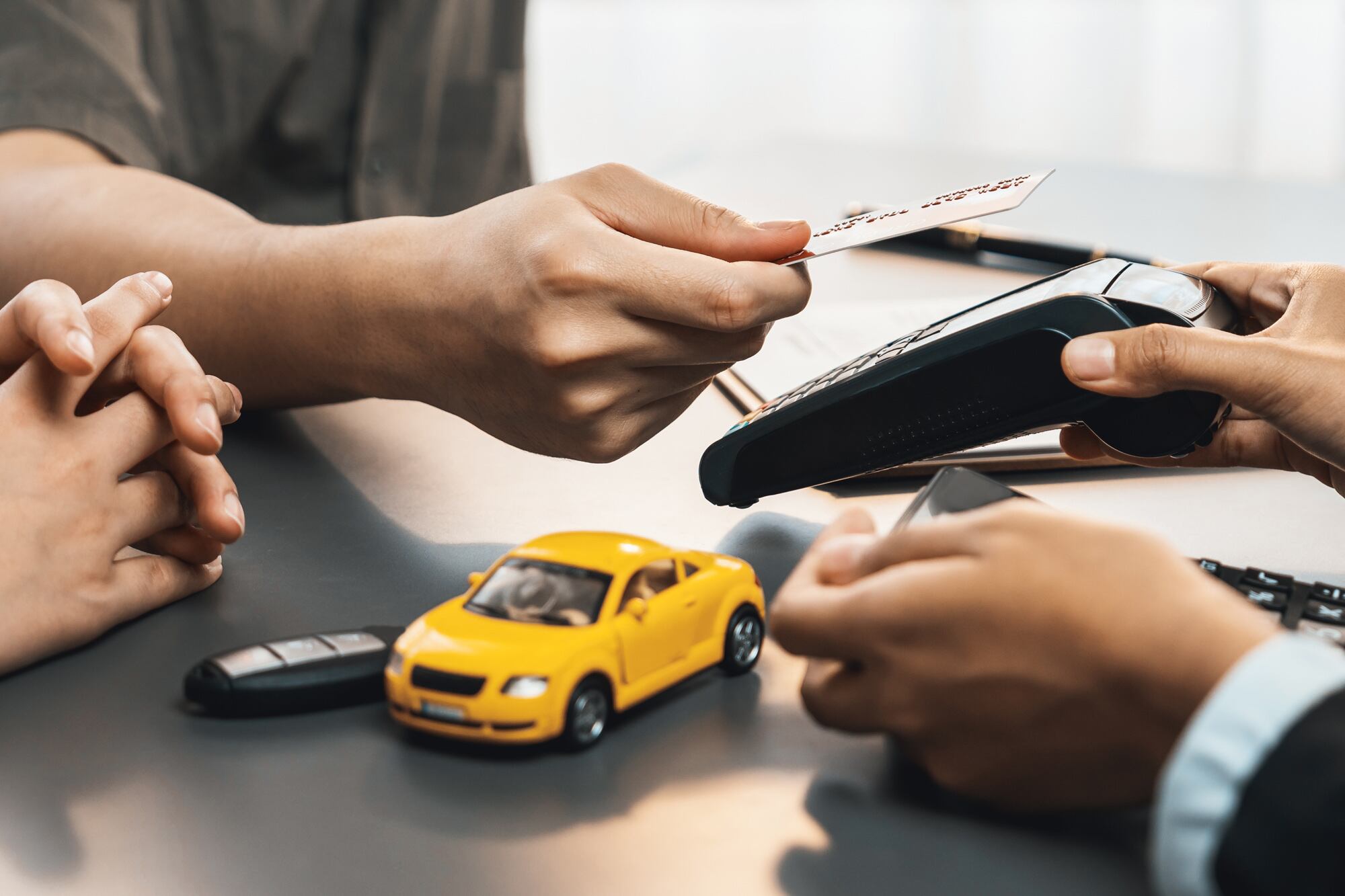 Las empresa suelen pedir una tarjeta de crédito para pagar el depósito y posibles infracciones de tránsito