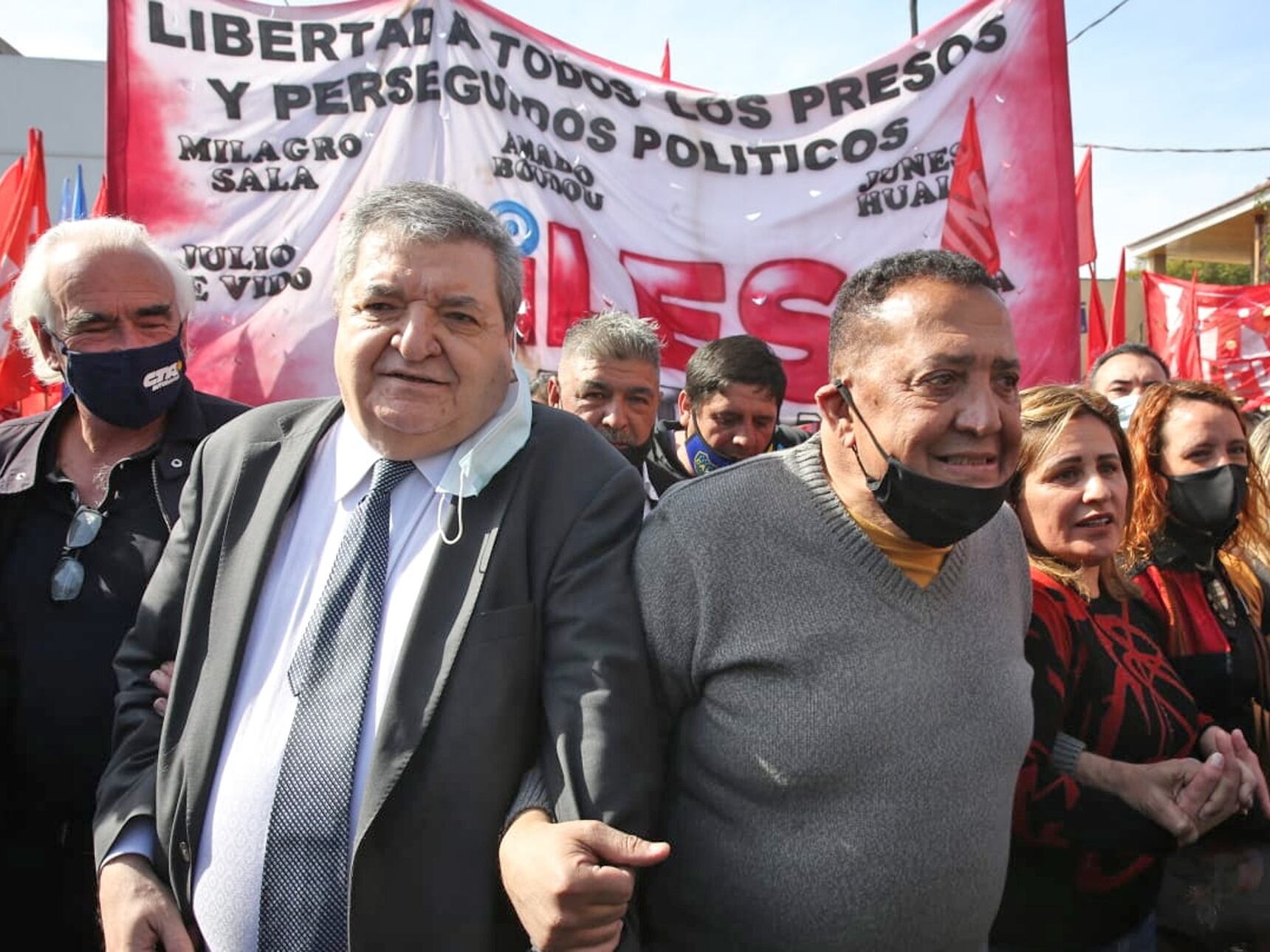 El juez Juan Ramos Padilla junto a Luis D´Elía en la marcha contra la Corte Suprema