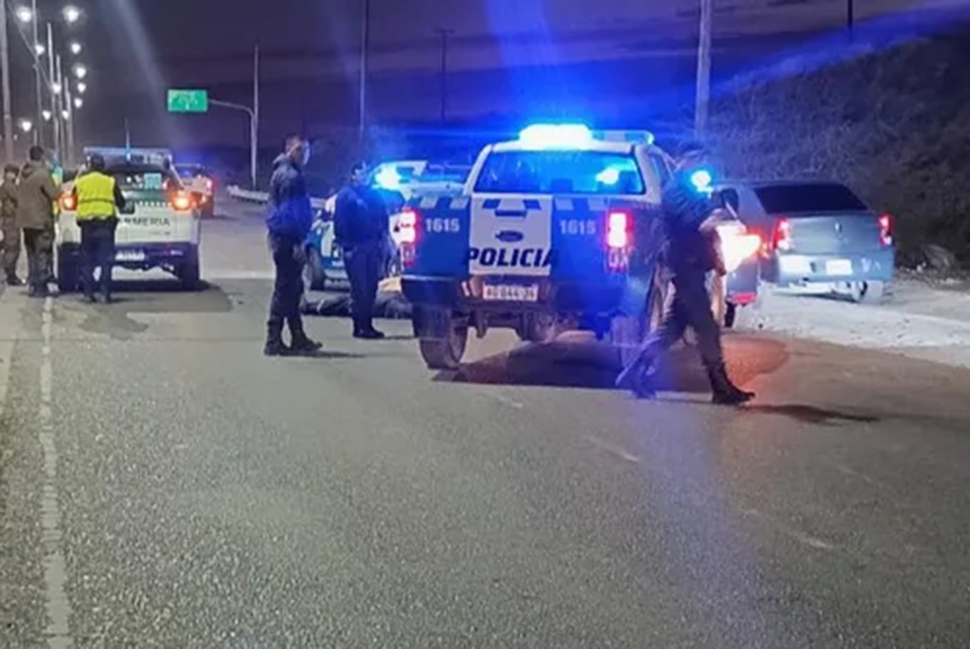 Un camión embistió a un motociclista y lo arrastró varios metros sobre la ruta 7 en Neuquén