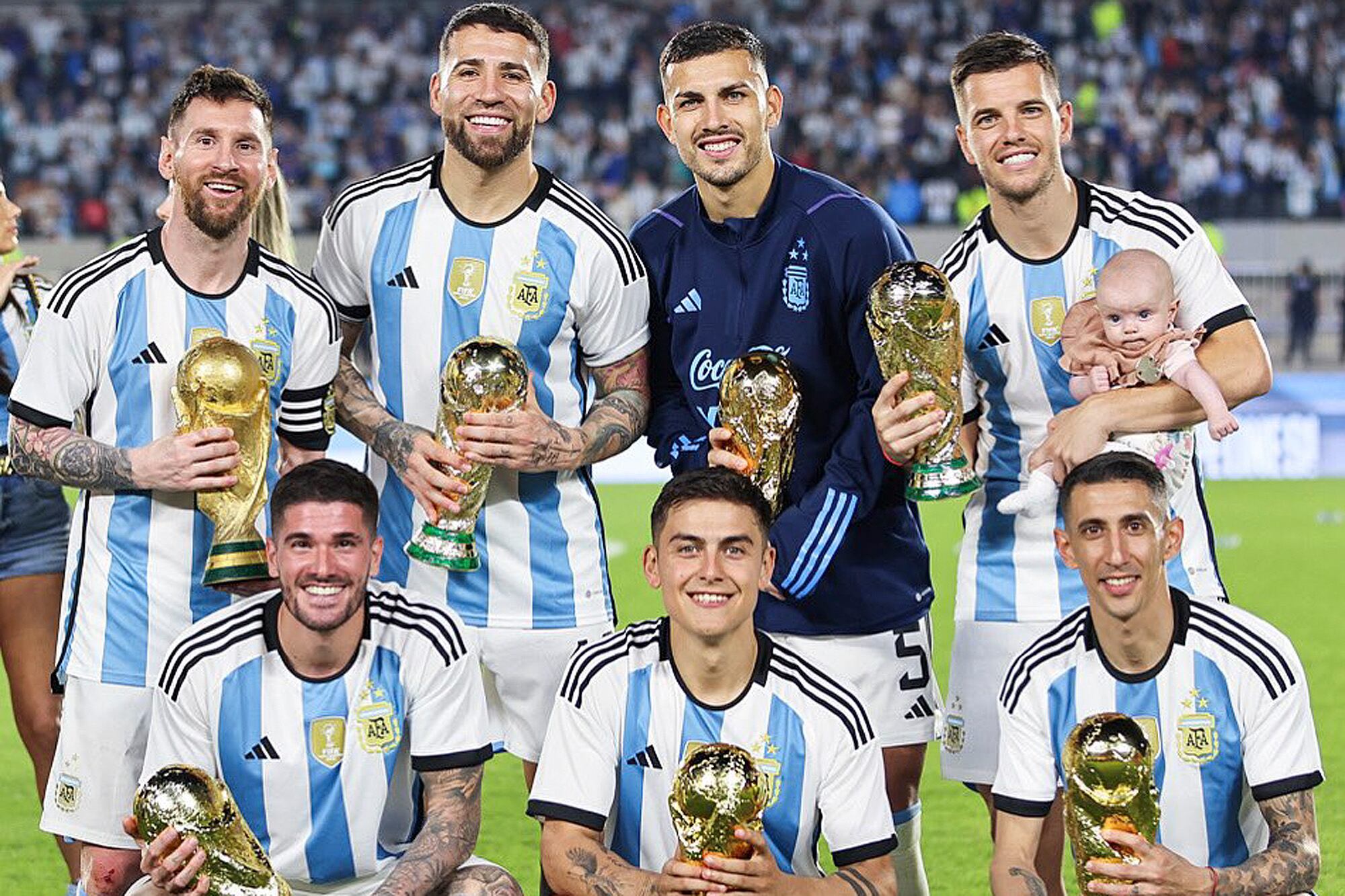 Messi, Otamendi, Paredes, De Paul, Dybala y Di María tienen un trofeo en sus manos, salvo Gio, que luce dos: la Copa del Mundo y su hija Emilia