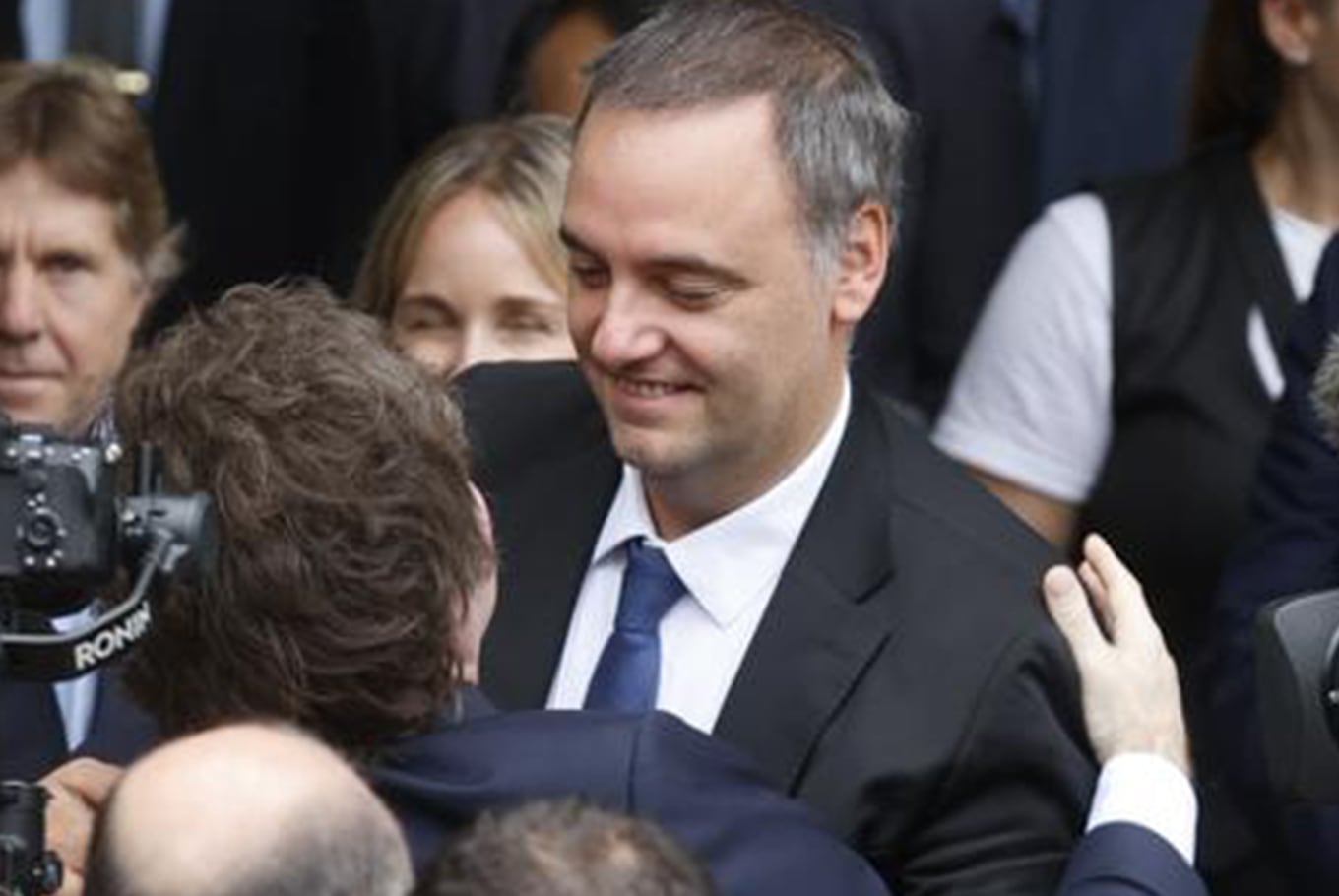 ¿Debería irse Adorni para proteger a Milei?