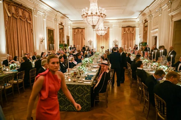 Una cena de gala en el Salón Este de la Casa Blanca, organizada con largas mesas al estilo de las monarquías europeas, reflejó el énfasis del presidente en la pompa y el ceremonial de Estado