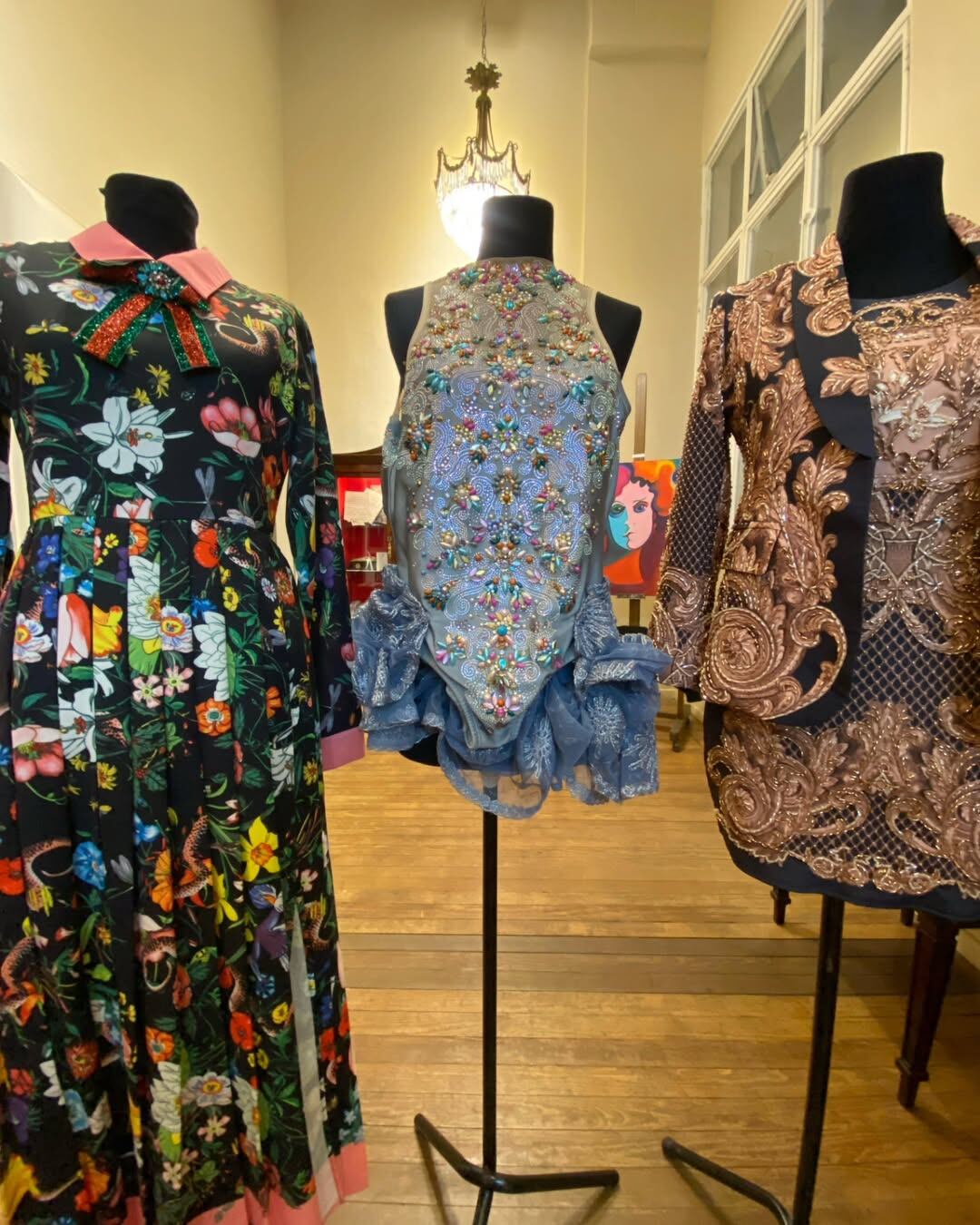 Tras el pedido de Linda Peretz, Lali tuvo un gran gesto con la Casa del Teatro y donó siete de sus vestidos (Foto: Instagram @eslacuartapared)