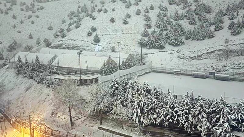 Partes de Teherán están cubiertas de nieve, días después de que una lluvia negra y tóxica cayera sobre la capital