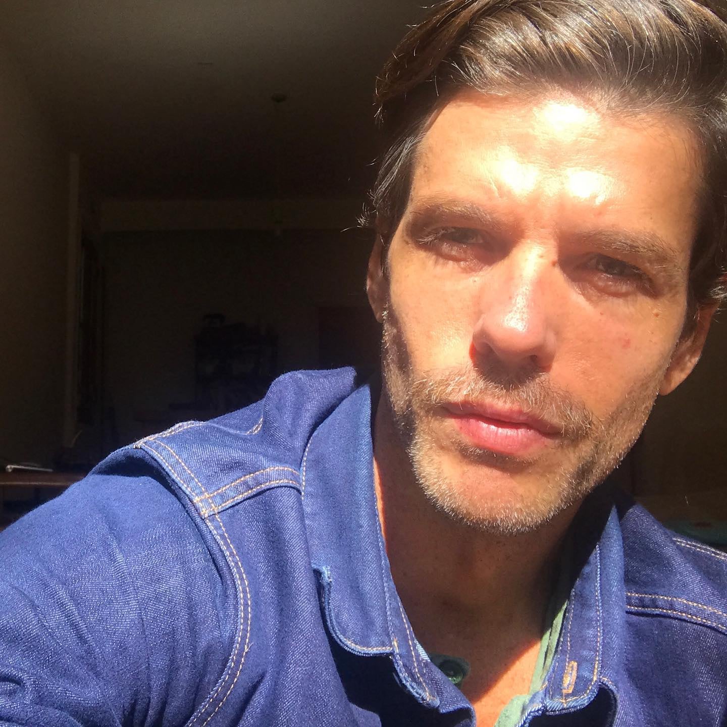 El actor fue denunciado por una de sus vecinas, aunque negó estar en una mediación judicial