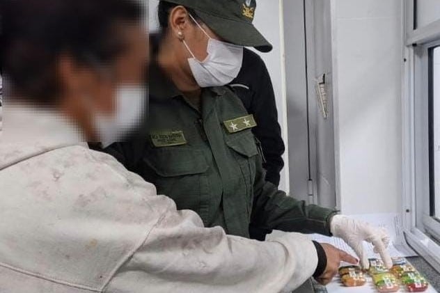 Detienen en Tucumán a Pasajero de Micro Con 95 Cápsulas de Cocaína