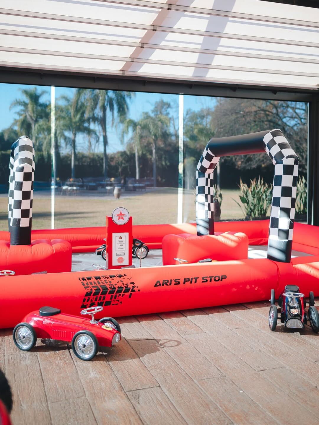 Hubo peloteros, puesto de burbujas y hasta una pista con autos para los niños (Foto: Instagram @stephaniedemner)