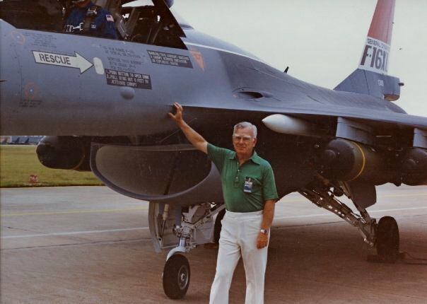 El ingeniero aeronáutico Harry Hillaker fue el diseñador del modelo F-16 para la General Dynamics