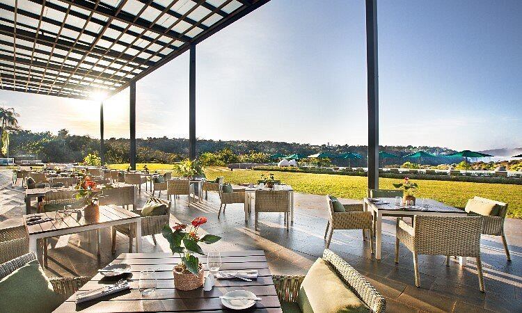 Su restaurante con galería al aire libre y vista a las imponentes Cataratas es uno de los más elegidos por los huéspedes