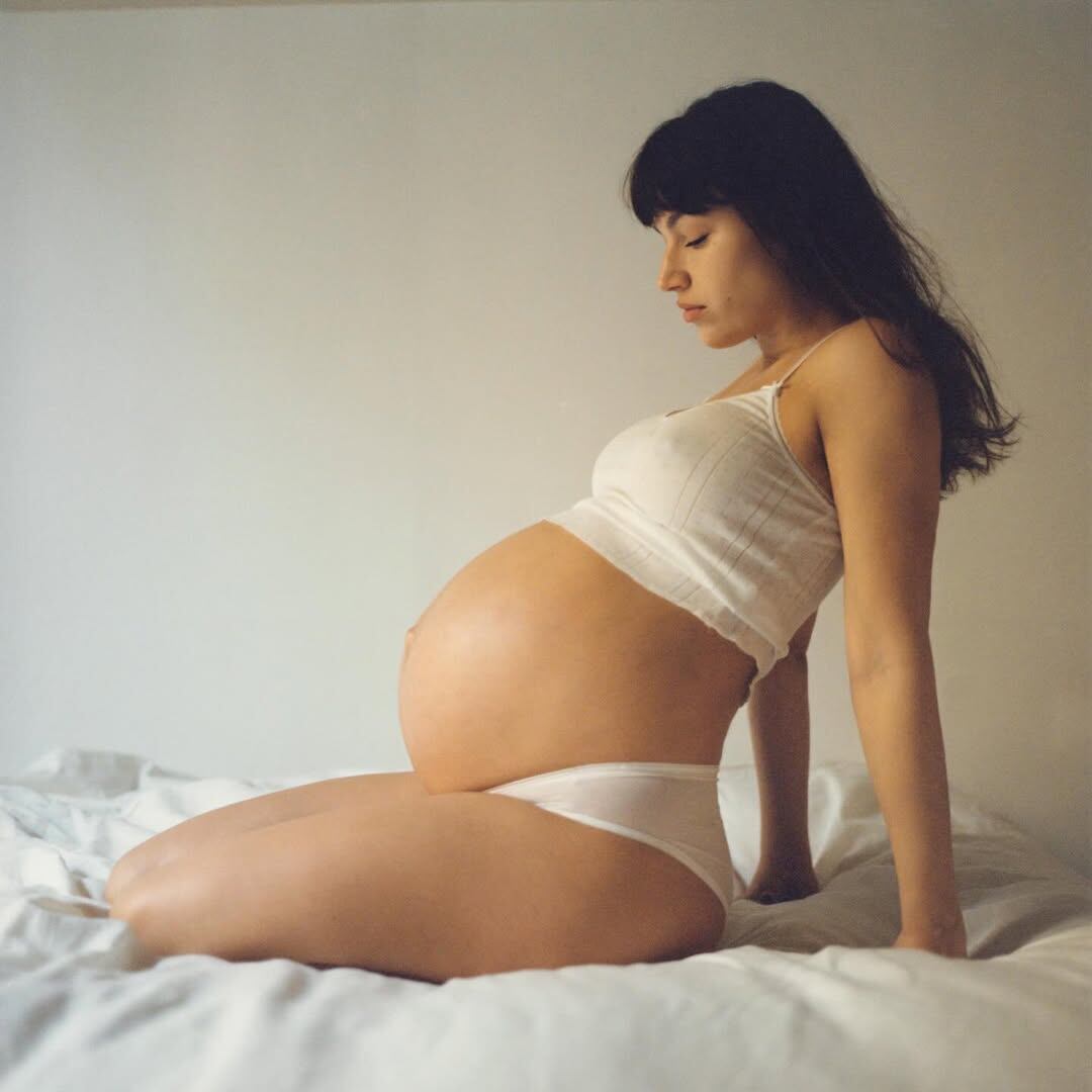 A casi un mes del nacimiento de su hijo, Corberó compartió postales de la recta final de su embarazo (Foto: Instagram @ursulolita / @gorkapostigo)